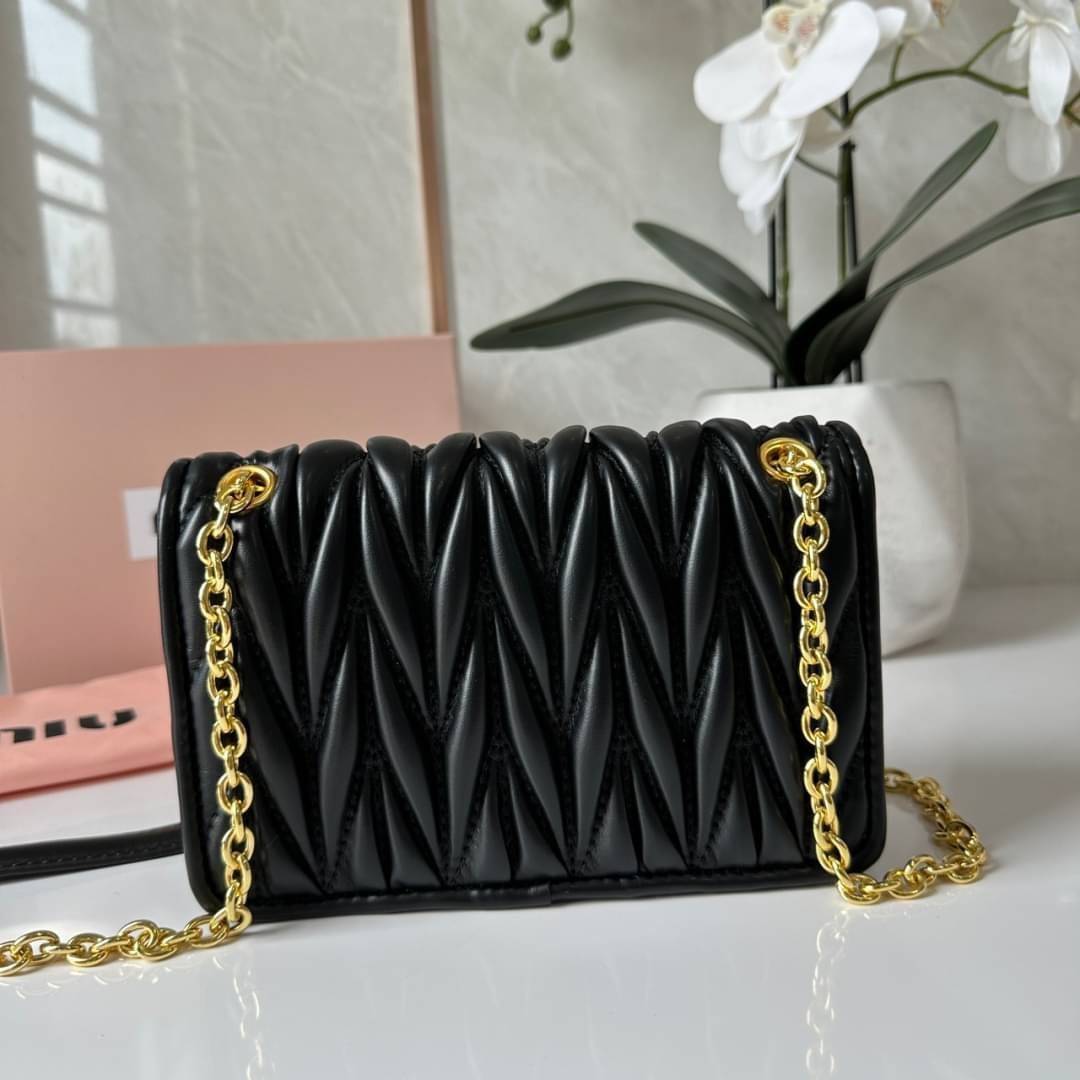 Miu Miu Matelassé Nappa Leather Mini Bag / Miu Miu Woman’S Bag Chain Mini bag กระเป๋ามินิรูปทรงสี่เหลี่ยมวัสดุหนังNappa มีความนุ่มมือและเงางาม