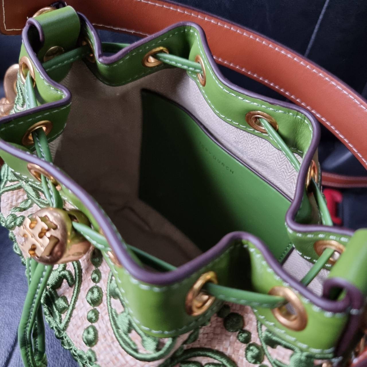 TORY BURCH T MONOGRAM STRAW BUCKET BAG NATURAL/SHISO 🌿สวยงามสะดุดตามากๆค่ะ จัดหนักกันไปเลยจ้า กับรุ่นที่สาวๆรอคอย พร้อมเสิร์ฟความสวยให้ถึงบ้านแล้วน้า กระเป๋าบัคเก็ตทรงยอดนิยม ดีไซน์ใหม่ล่าสุด ยูนีคไม่เหมือนใคร ลายสานเต็มใบพร้อมปักโลโก้เอกลักษณ์สีเ