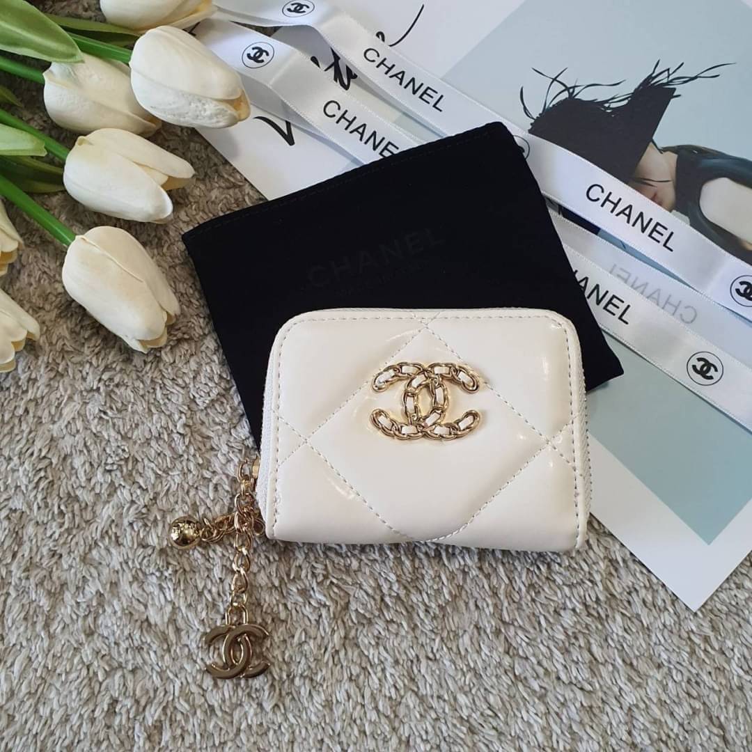 CHANEL zip short wallet มาพร้อม GIFT BOX สุดหรู! ครบชุดเซ็ตของขวัญ♡♡ กับ กระเป๋าสตางค์ใบสั้น แนะนำรุ่นนี้คะ งานพรีเมี่ยมกิ้ฟท์จากเค้าเตอร์ต่างประเทศ **ทรงน่ารักกก หนังเรียบ จากแบรนด์ CHANEL (GWP) ด้านหน้ามีโลโก้แบรนด์ CC สีทองหรู **อะไหล่สีท