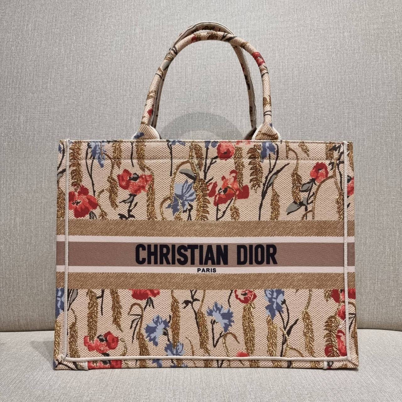 VIP 】HOT ARRIVAL!! DIOR CD SHOPPING BAG WITH GWP กระเป๋าทรงช้อปปิ้งใบใหญ่ จุใจ!! พรีเมี่ยมกิ๊ฟรุ่นดับเบิ้ลฮอต ดีไซน์คลาสสิควินเทจ สวยหรู วัสดุผ้าแคนวาสลายกราฟฟิค ภายในโล่งกว้างมากๆ ใส่ของจุสุดๆ โน้ตบุ้ค ไอแพด กระเป๋าสตางค์ มือถือ หรือเสื้อผ้ายังได้ สะพายค