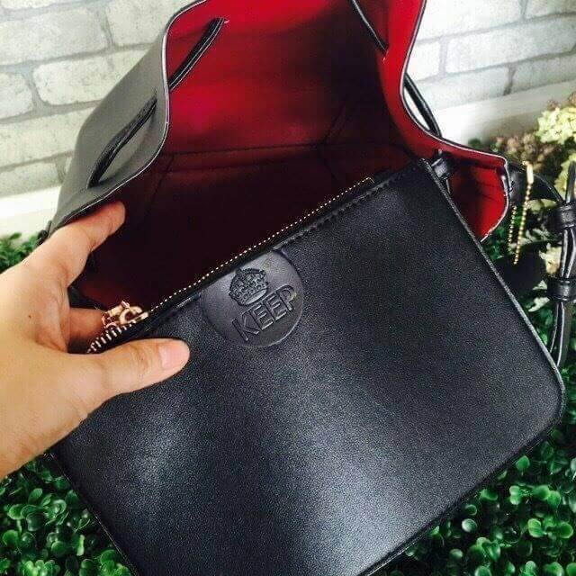 Bucket ทรงสวยจาก แบรนด์ KEEP มาคะ รุ่นนี้หนังเนื้อดี สวยมากคะ ด้านในสีแดง มีกระเป๋าซิป ด้านใน ถอดได้คะ รุ่นนี้ จุดเด่นที่ทรงสวย น้ำหนักเบา จุของได้เยอะมากคะ ใครที่ชอบทรงนี้ห้ามพลาดเลยคะ แนะนำ