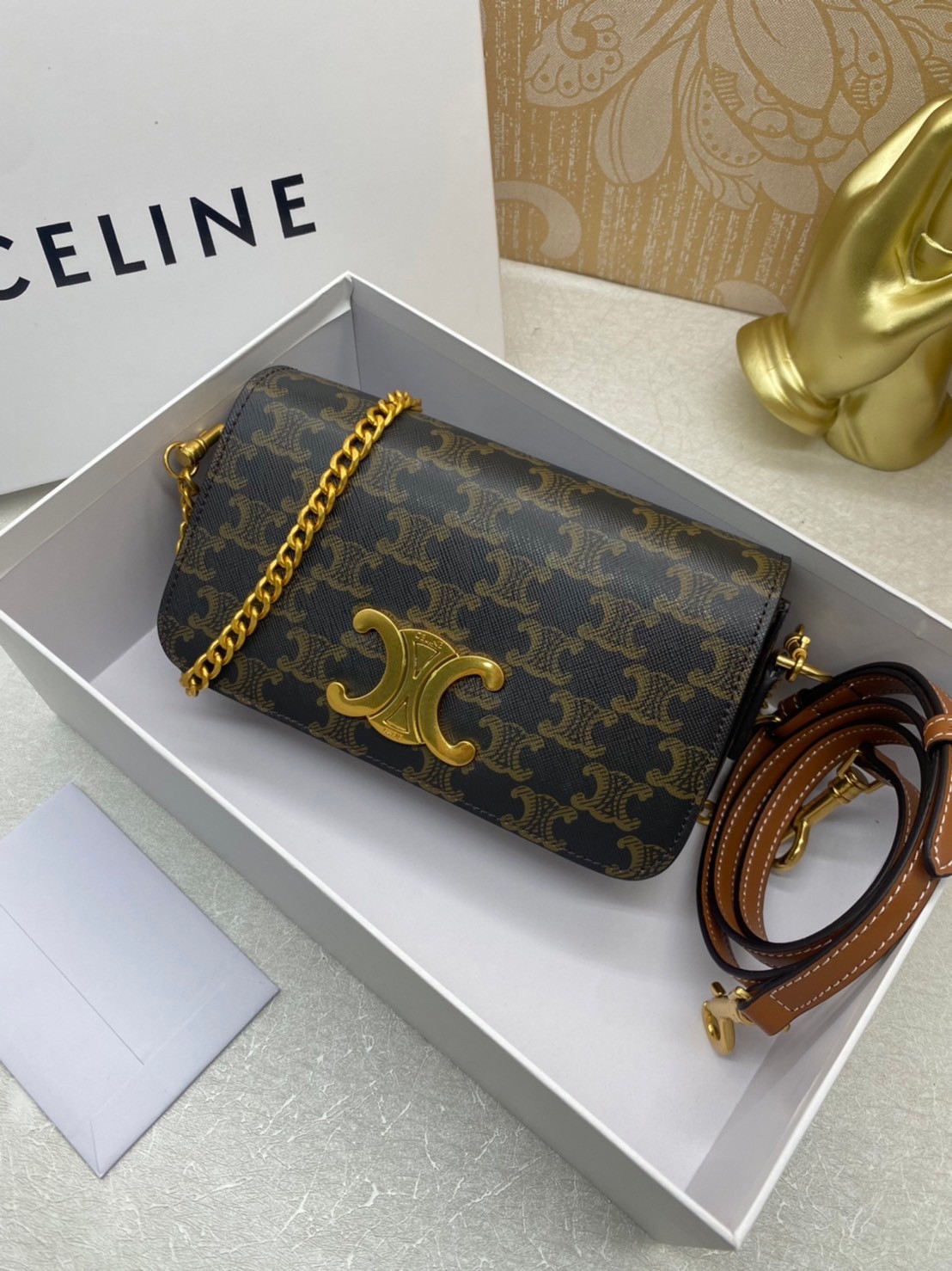 20cm CELINE SHOULDER BAG TRAPEZE IN SHINY CALFSKIN / CELINE POCHETTE BAG / CELINE TRIOMPHE BAG small รุ่นใหม่ล่าสุด ไม่มีไม่ได้เลยกับไอเท็มสุดคลาสสิค กระเป๋าสะพาย ทรงพอชสวยอยู่ทรง ดูดี ดูแพง สายถอดได้ ใช้งานสะดวก