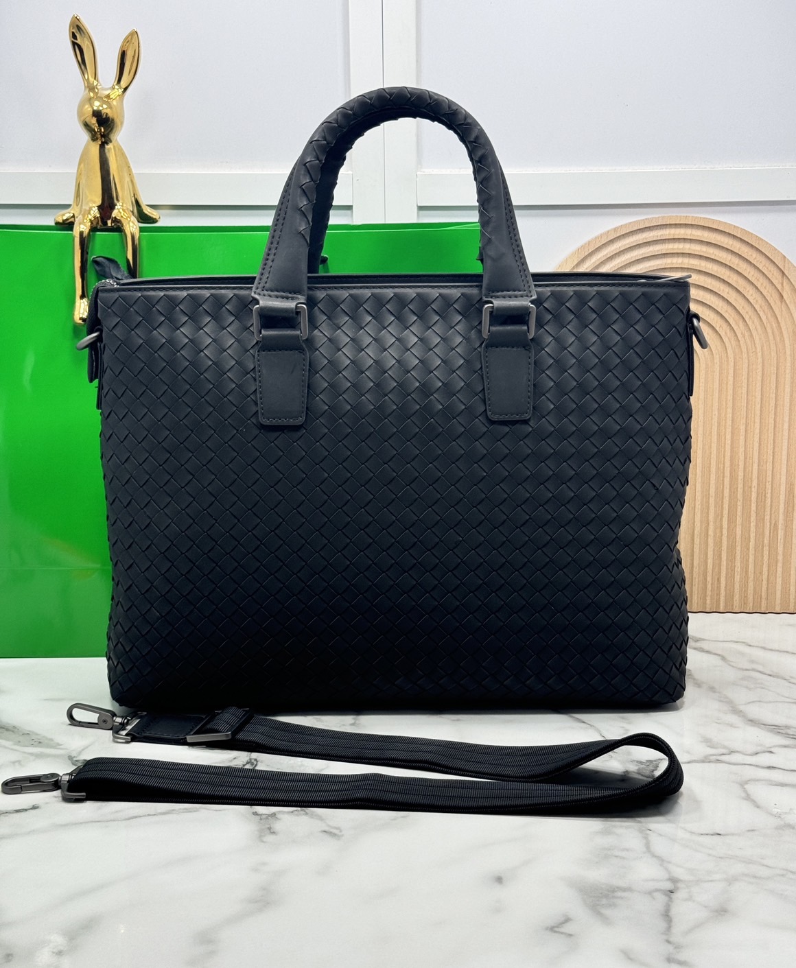 ORI หนังแท้ | Bottega Getaway Slim Intrecciato Leather Briefcase / Bottega Messenger Bag กระเป๋าใส่เอกสาร กระเป๋าทรงแมสเซ็นเจอร์ สวยเรียบหรูคลาสสิกเป็นเอกลักษณ์ โดดเด่นด้วยงานสานตาราง ดีไซน์เรียบง่าย แต่ดูแพง ไอเท็มสุดปัง!!