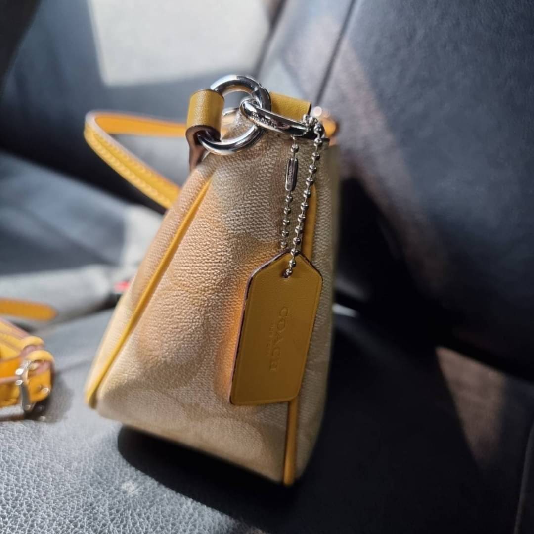 COACH F58321 TOP HANDLE POUCH อีกรุ่นฆ่าไม่ตาย!! 😎 ขายดีขายหมด ขายรวยขายปังๆ!! กระเป๋าพอชจากโค้ช ทรงใช้งานง่าย สะดวก กะทัดรัด วัสดุหนังแคนวาสเคลือบคุณภาพดี มาพร้อมสายคล้องในตัว และสายสะพาย crossbody ปรับเปลี่ยนได้ตามสไตล์ อีกหนึ่งไอเท็มที่สาวๆต้อง