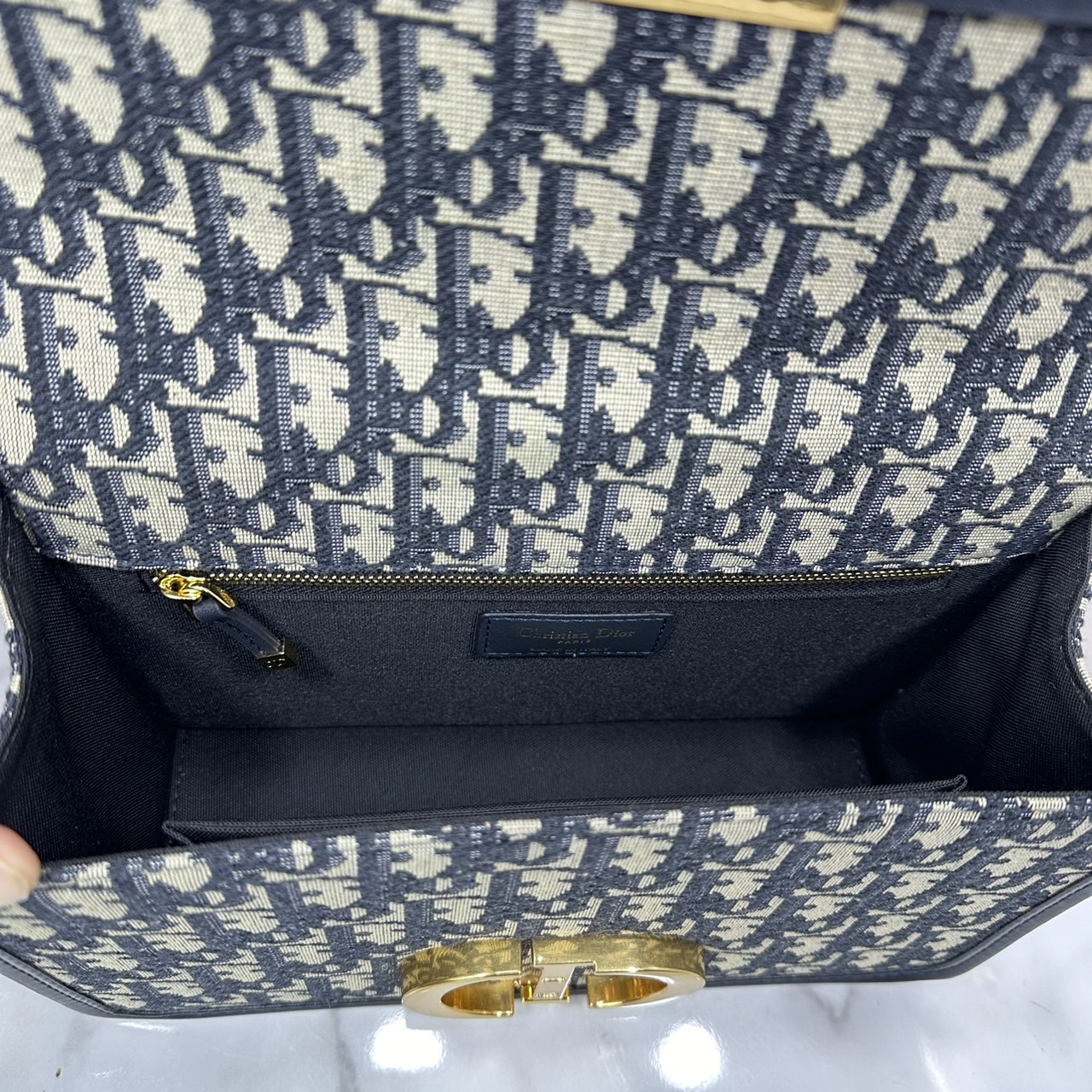 DIOR 30 Montaigne bag Oblique jacquard fabric in blue กระเป๋าสะพายรูปดีไซน์สุดคลาสสิกและสง่างาม หรูหราตามเอกลักษณ์แบรนด์ เกรดท็อปไฮเอน 1:1 ใช้งานต่างประเทศได้