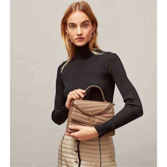 TORY BURCH Kira Chevron Top-handle Satchel กระเป๋าหนังแกะ สัมผัสนุ่มควบคู่กับดีไซน์อันเป็นเอกลักษณ์ กระเป๋าถือทรงสวยที่มีดีไซน์อันเป็นเอกลักษณ์ไม่เหมือนกับที่ไหน ด้วยการตัดเย็บหนังแกะแสนนุ่มแบบลายบุสองชั้น เพิ่มมูลค่าด้วยสายสะพายที่ทำจากโลหะสีทอง อีกทั้งย