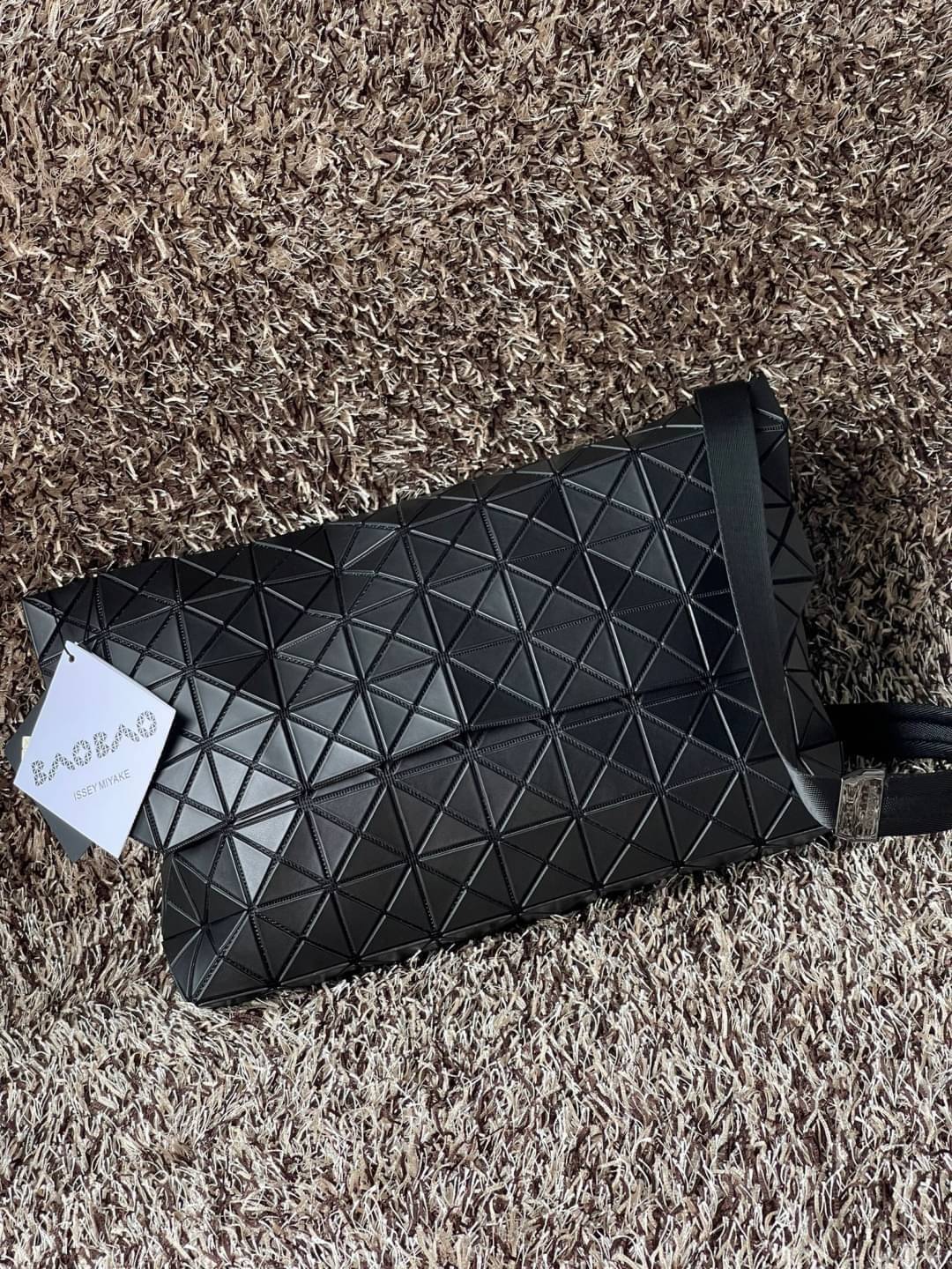 Baobao Issey Miyake Prism Sac ชาวมินิมอลทั้งชายและหญิงต้องถูกใจรุ่นนี้ เพราะ Prism Sac เป็นกระเป๋าแบบ unisex ที่มาพร้อมกับความเรียบง่ายของวัสดุเนื้อแมตต์ แต่ให้ลุคสไตล์เท่แบบคูลๆ โดดเด่นด้วยดีไซน์ที่ออกแบบมาให้ใช้งานที่ง่าย ตอบโจทย์ทุกสถานการณ์ฝาพับแบบเปิ