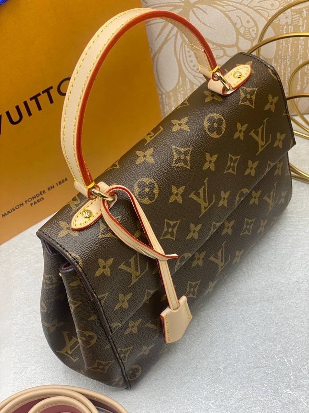 LV Cluny BB Monogram Handbag กระเป๋าสะพายลายโมโนแกรมทรงสวยเหนือกาลเวลา เป็นอีกรุ่นที่ขายดีมาก เกรดออริ 1:1 ใช้งานต่างประเทศได้