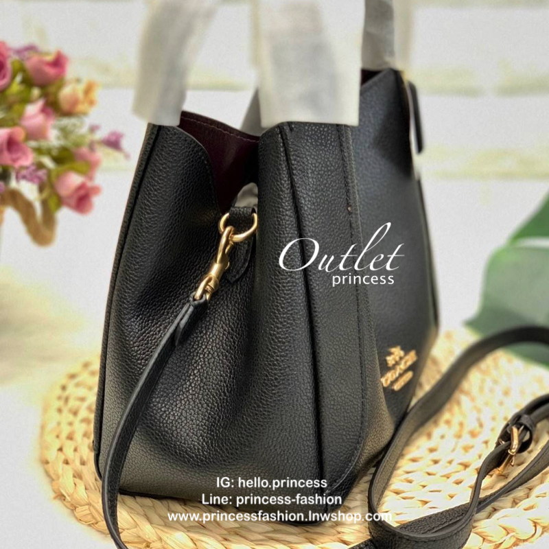 COACH HADLEY HOBO 21 BAG กระเป๋าถือหรือสะพายข้าง เรียบหรู หนังแท้ลายโทโก หนังนิ่ม ปรับเปลี่ยนได้ 2 ทรง ปากกระเป๋ามีกระดุมแม่เหล็ก พร้อมตะขอเกี่ยว ภายในกว้าง ใส่ wallet ยาว mini iPad และของใช้ได้จุ พร้อมสายสะพายยาส ถอด ปรับระดับได้ค่ะ Must have!