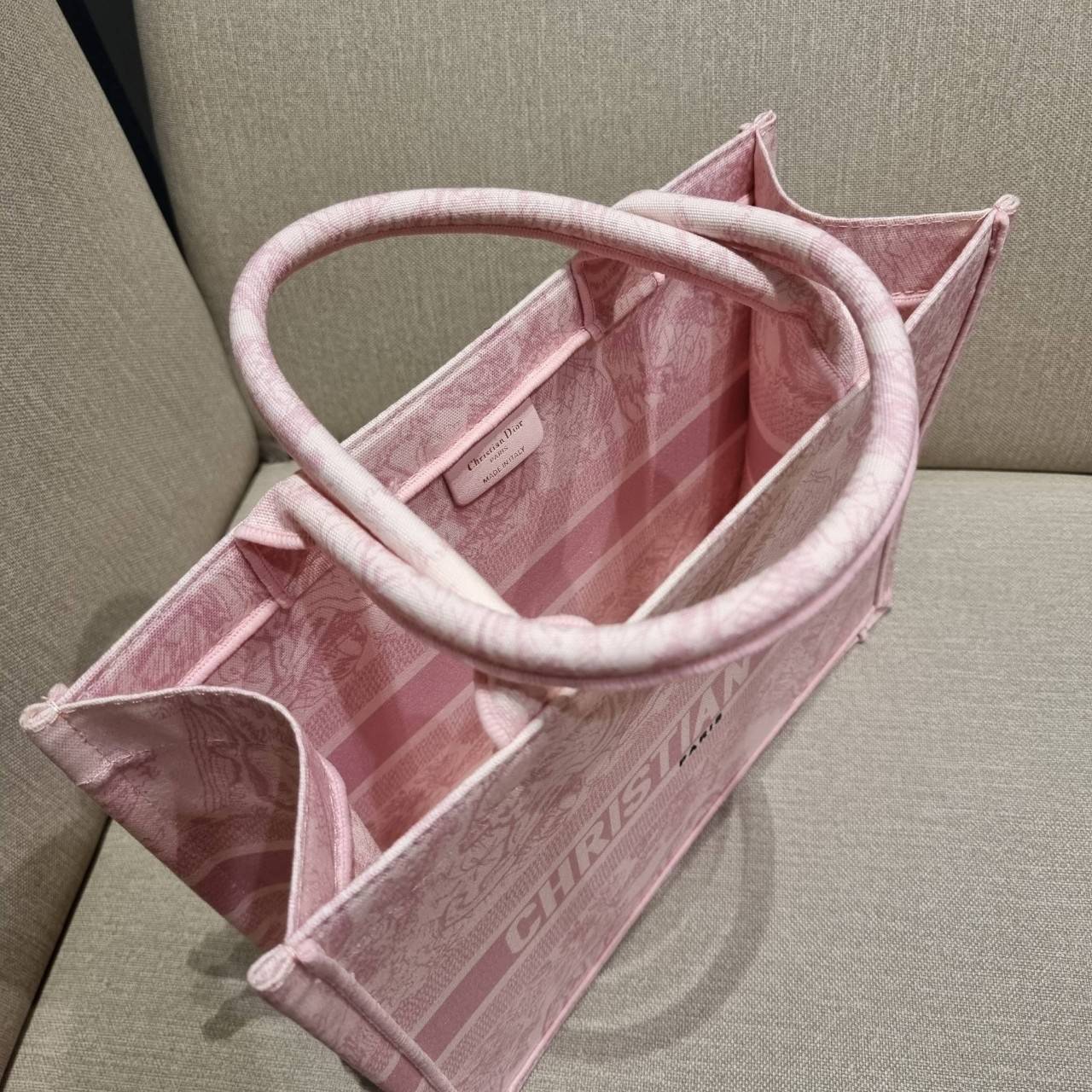 VIP 】HOT ARRIVAL!! DIOR CD SHOPPING BAG WITH GWP กระเป๋าทรงช้อปปิ้งใบใหญ่ จุใจ!! พรีเมี่ยมกิ๊ฟรุ่นดับเบิ้ลฮอต ดีไซน์คลาสสิควินเทจ สวยหรู วัสดุผ้าแคนวาสลายกราฟฟิค ภายในโล่งกว้างมากๆ ใส่ของจุสุดๆ โน้ตบุ้ค ไอแพด กระเป๋าสตางค์ มือถือ หรือเสื้อผ้ายังได้ สะพายค