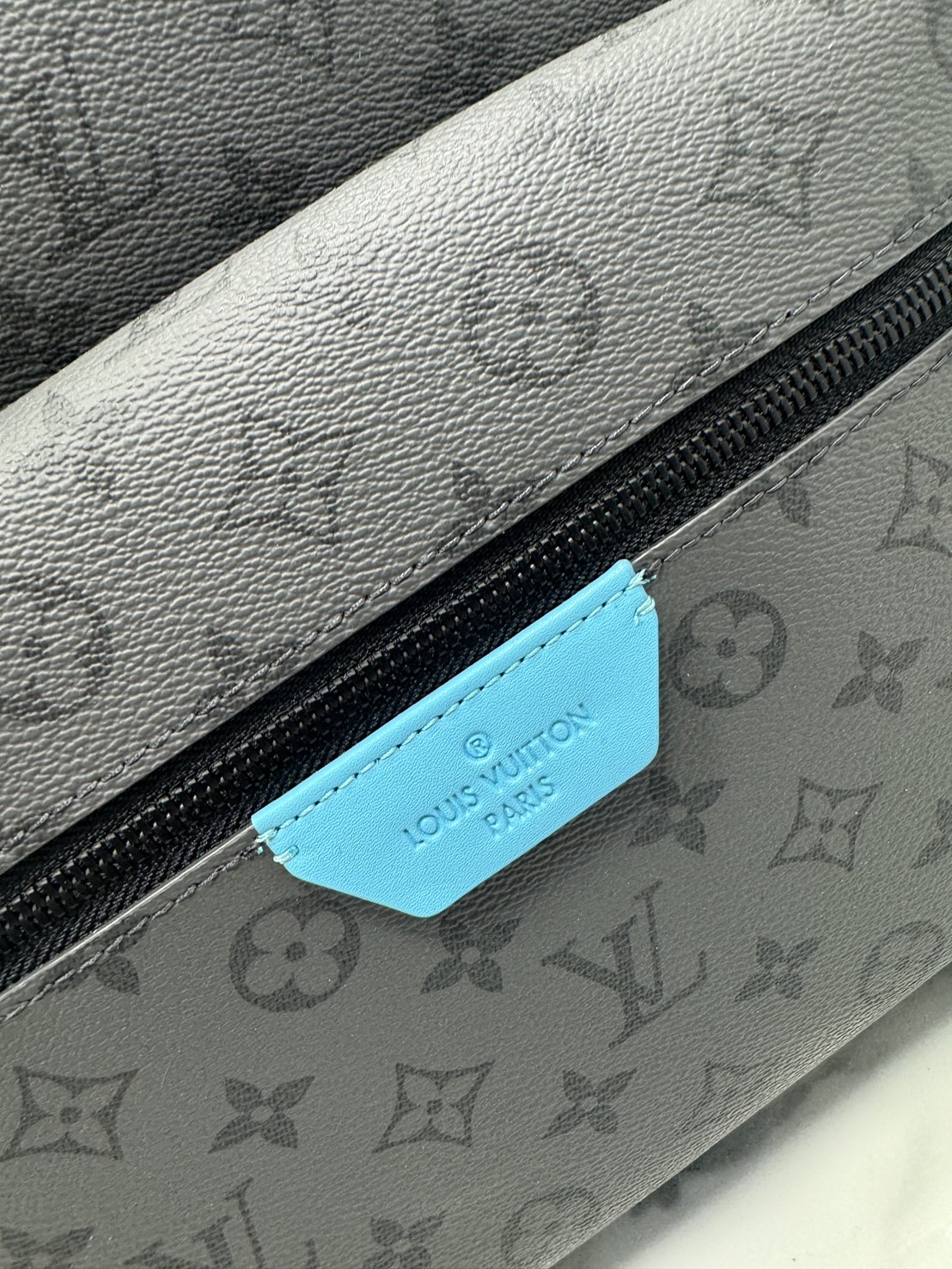 LV Discovery Backpack Turquoise Monogram Eclipse กระเป๋าเป้สะพายหลัง โทนสีใหม่คลาสสิก พื้นลายโมโนแกรมเทาดำตัดสายหนังสีฟ้า Turquoise สดใสสวยงามอย่างลงตัว เติมความมีชีวิตชีวาให้กระเป๋าแสนคลาสสิก