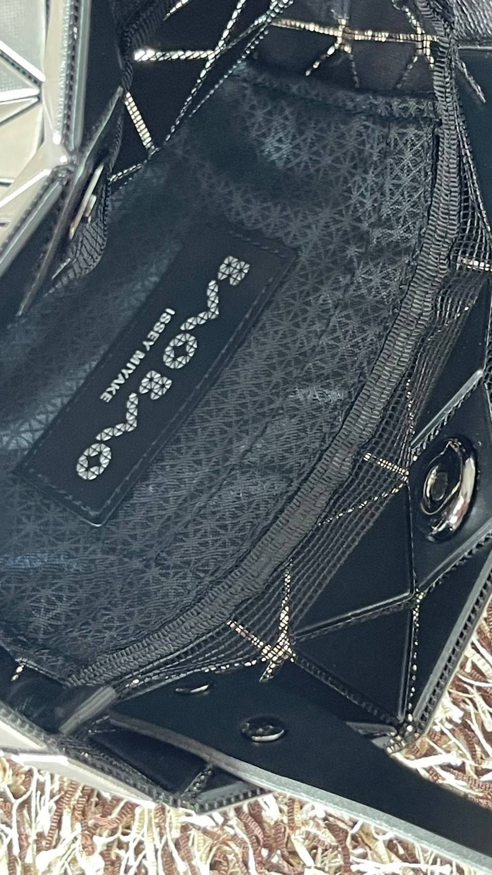 BAO BAO ISSEY MIYAKE PLATINUM COFFRET สะท้อนแสงเพื่อสร้างสินค้าระดับพรีเมียมที่ให้ความเงางามที่เหนือกว่า เพิ่มความหรูหราและโดดเด่นให้กับ เพราะมีความแวววาวและเป็นประกาย