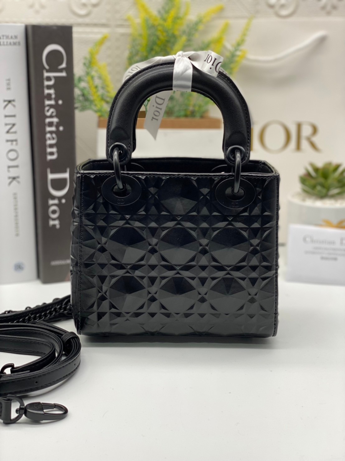 หนังแท้ DIOR LADY BAG 17cm ไซส์เล็กขนาดกำลังน่ารักเลยค่ะ งานออริหนังแท้ทั้งใบปั้มลายรุ่นใหม่ล่าสุด ความสง่างามอีกหนึ่งรุ่นของ Dior รูปทรงสีเหลียม ขนาดกระทัดรัด ตั้งอยู่ทรง ฐานกระเป๋าแข็งแรง มีหมุดรองฐาน ดีไซน์ที่มีเอกลักษณ์เฉพาะตัว ด้านหน้าตกแต่งด้วยตัวอั