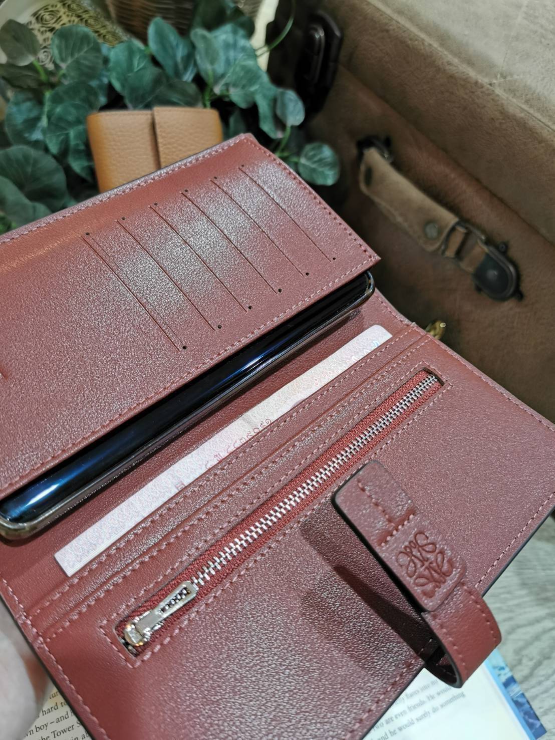 LOEWE LONG WALLET BAG วัสดุหนังแท้เทคเจอร์สวยอยู่ทรงปั้มโลโก้แบรนด์ด้านหน้าเปิดปิดด้วยกระดุม ภายในมีช่องใส่ธนบัตรหลายช่อง ช่องหลักสามารถใส่มือถือได้ มีช่องซิปใส่เหรียญ ช่องใส่ธนบัตรใส่แบงก์พันได้ สวยน่าใช้ พร้อมส่งที่ไทยสุดคุ้มห้ามพลาด!