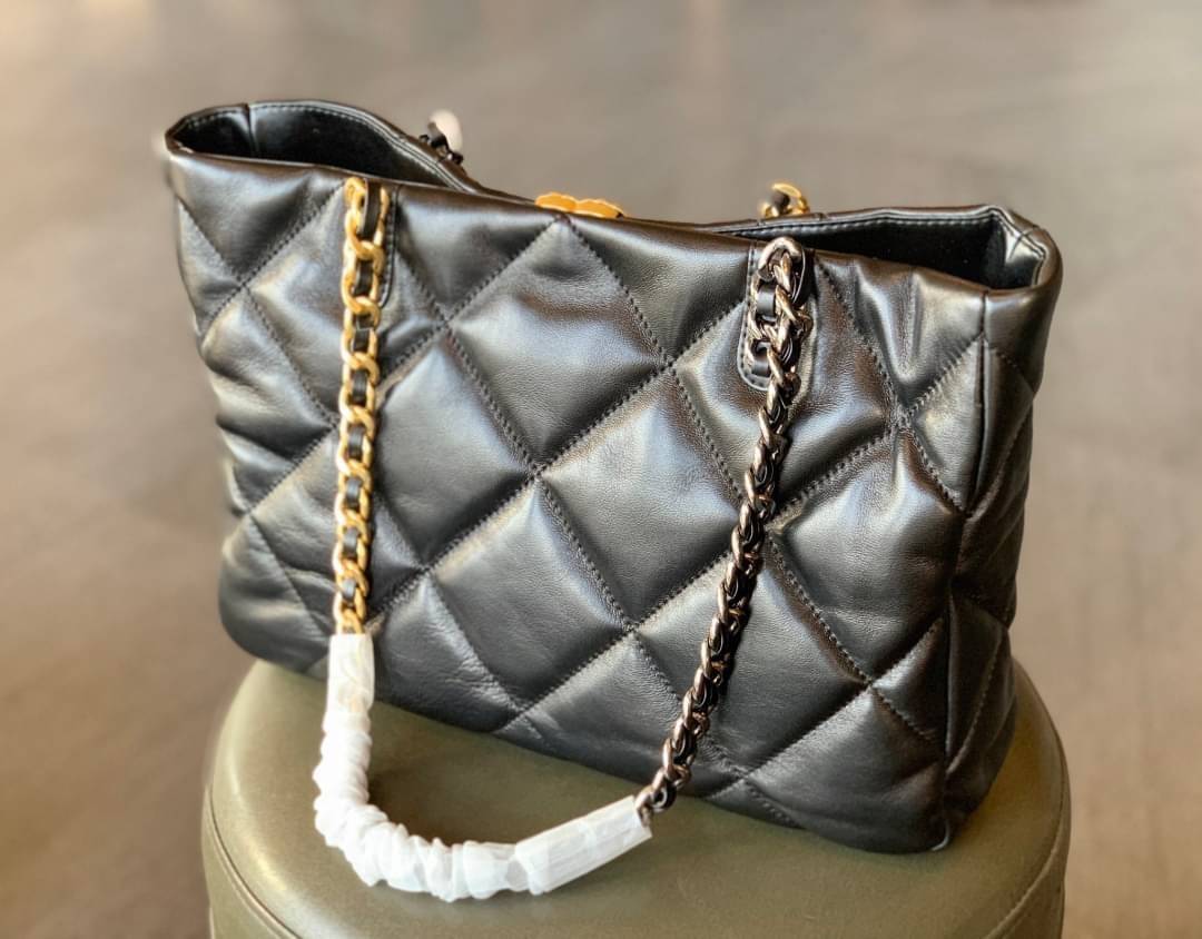 CHANEL SHOPPING BAG พร้อมส่ง ใหม่ล่าสุด และที่สุดของที่สุด กระเป๋าหนังแกะสังเคราะห์อย่างดี ใบใหญ่ 📌หนังนุ่มมากๆ ลายนวม หนังมีความลื่นเงาค่ะ 🌟โดดเด่นด้วยโลโก้แบรนด์และสายสะพายไหล่ใช้โลหะอย่างดีแถมสวยและหรูมากๆเลย ภายในกระเป๋ากว้างใส่สัมภาระ