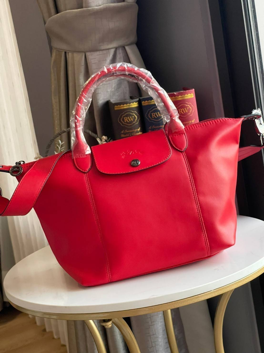 Longchamp Le Pliage Cuir Top handle bag S เรียกว่าเป็นกระเป๋าอีกหนึ่งรุ่นที่ไม่ว่ายังไงก็ฮอตฮิตและติดเทรนด์ตลอดไม่เคยเปลี่ยนกับ ทรง Le Pliage Cuir หนึ่งในตระกูลกระเป๋าสุดไอคอนิกจากแบรนด์