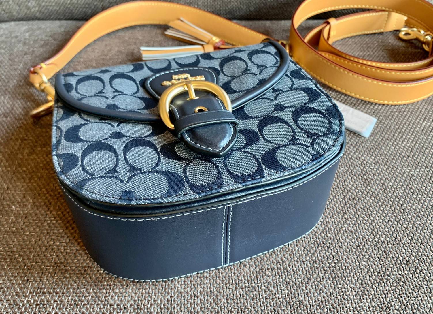 COACH KLEO IN SIGNATURE CHAMBRAY ((C8512)) / Kleo Shoulder Bag 23 In Signature Chambray 📣พร้อมส่งที่ไทย กับคอลเลคชั่นใหม่ล่าสุด ที่คุณต้องมี! สุดคุ้ม! กระเป๋าหิ้ว//ไคล้องไหล่//หรือสะพายข้างได้ วัสดุผ้า Chambray ทอลายแบรนด์ตัดขอบหนังแท้ได้สวยงามค่ะ