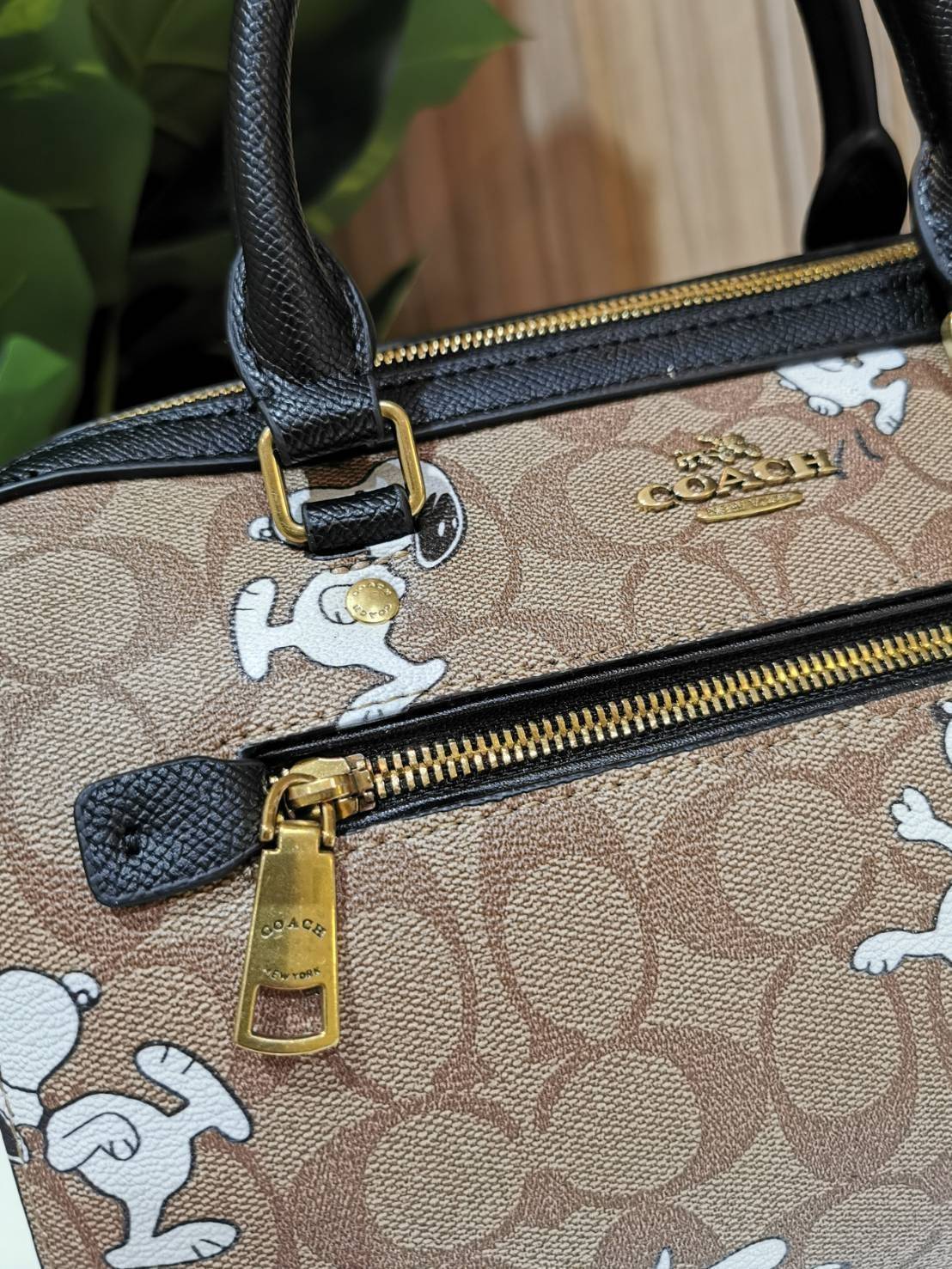 COACH FACTORY BOSTON BAG IN SIGNATURE X SNOOPY COLLECTION กระเป๋าถือหรือสะพายคอลเลคชั่นพิเศษจาก Coach Factory วัสดุ Signature refined calf leather หนังแท้ลายคอลเลคชั่น Snoopy เทคเจอร์สวยอยู่ทรง ดีไซน์ยอดนิยม ด้านหน้ามีโลโก้และช่องซิปแบรนด์ ช่องหลักเปิดปิด