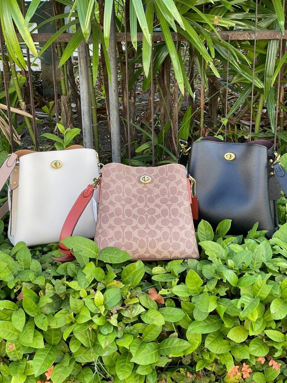 Coach Willow Bucket Bag In Colorblock รุ่นใหม่สุดปัง เป็นกระเป๋าสไตล์ใช้ได้ทุกวัน จุของได้เยอะและน้ำหนักเบา ไซส์กลางใช้หนังลายกรวด มีช่องใส่ของ 2 ช่องและมี 1 ช่องซิปตรงกลางไว้สำหรับใส่ของสำคัญ เปิดปิดแบบ turnlock ถือคล้องแขนหรือสะพายไหล่หรือสะพายข