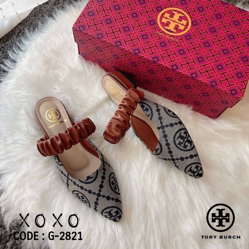 Tory Burch งานสวมหน้าวี วัสดุผ้าทอลายแบรนด์ ด้าบนแต่งสายคาดย่น สวบเก๋ รุ่นนี้ใส่แล้วขาดูเรียวยาวเพิ่มขึ้น แมทส์ชุดง่าย น้ำหนักเบา