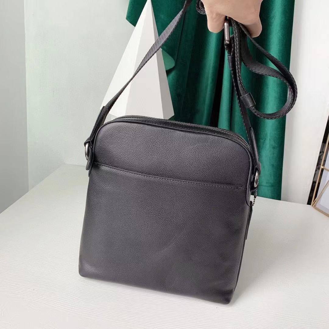 COACH HOUSTON FLIGHT BAG Calf Leather Black Smooth calf leather พร้อมส่งอีกครั้ง! กระเป๋าสะพายแบบครอสบอดี้ร์ของคุณผู้ชาย หนังแท้ ลายหนังสวย ด้านหน้ามีช่องซิปให้หนึ่งช่อง ช่องหลักกว้างใส่สัมภาระได้จุค่ะ พร้อมช่องเล็กใส่ของจุกจิกอีก3ช่องค่ะ สายสะพาย