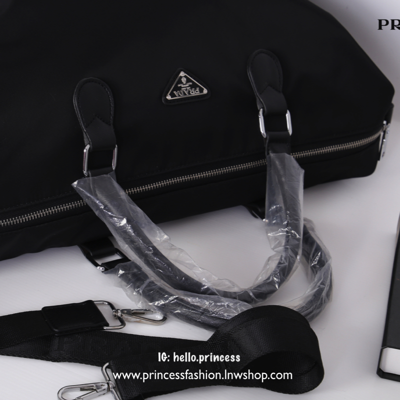 Prada Nylon Travel Bag สินค้า Premium gift จากเค้าเตอร์แบรนด์ต่างประเทศ แท้💯 กระเป๋าเดินทางทรงหมอนสุดฮิต วัสดุผ้า nylon เนื้อหนา คุณภาพดี อะไหล่เงินสวยหรู ตามแบบฉบับแบรนด์ ด้านหน้าประดับ logo brand ช่องหลักเปิดปิดด้วยซิป ภายในโล่งกว้างจุได้เยอะแบบ