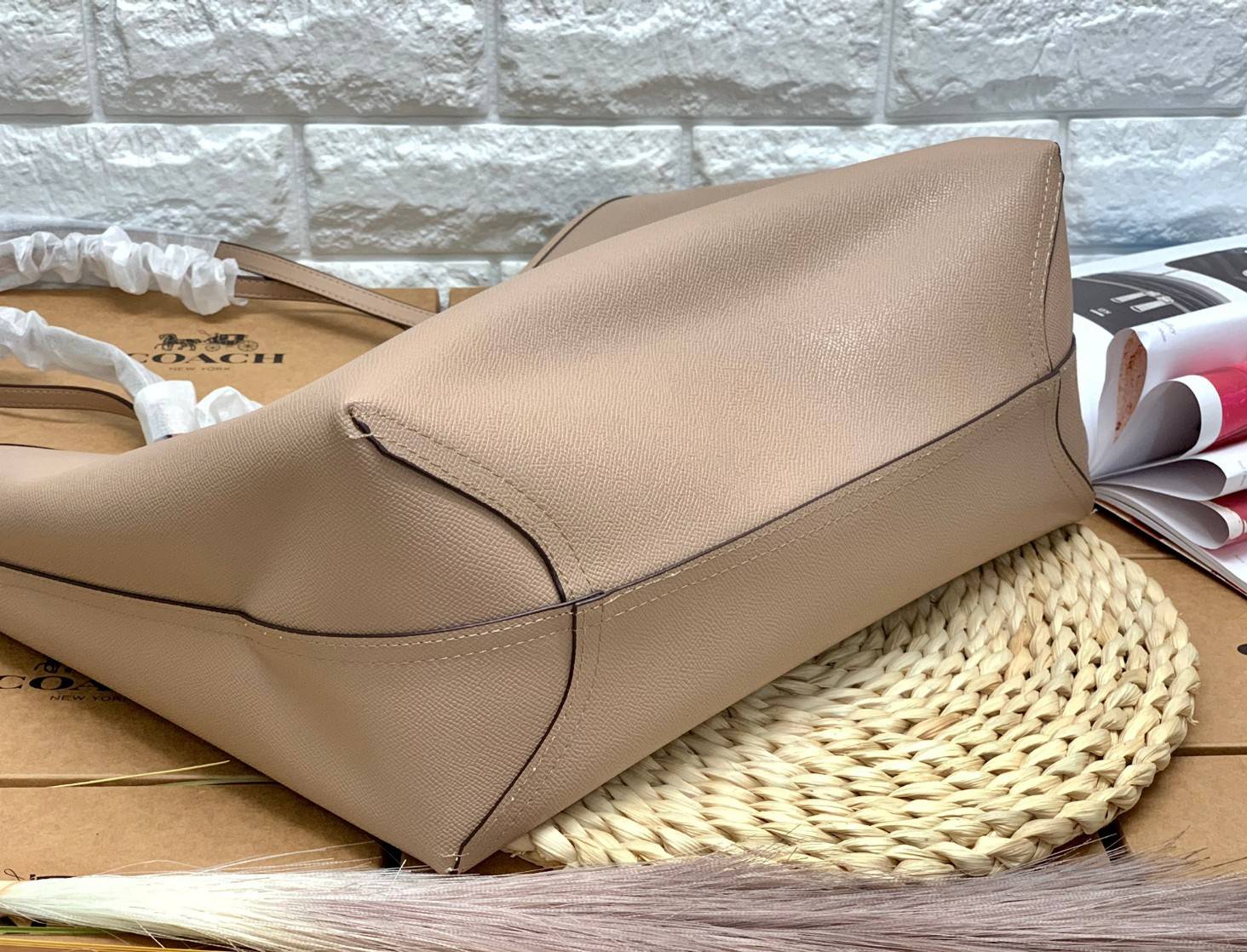 COACH 91107 REVERSIBLE CITY TOTE WITH HORSE AND CARRIAGE PRINT ใช้ได้ 2 ด้าน 🔺ทรง Tote รุ่นแนะนำค่ะ!! วัสดุ pvc อย่างดี นิ่มยวบตัวสวย ลายรถม้าทั้งใบค่ะ (ในไทยหายากค่ะลายนี้) 📌สามารถใช้ได้ทั้งด้านในและด้านนอกนะคะ สวยทั้ง2ด้านเลยทีเดียว เป็น