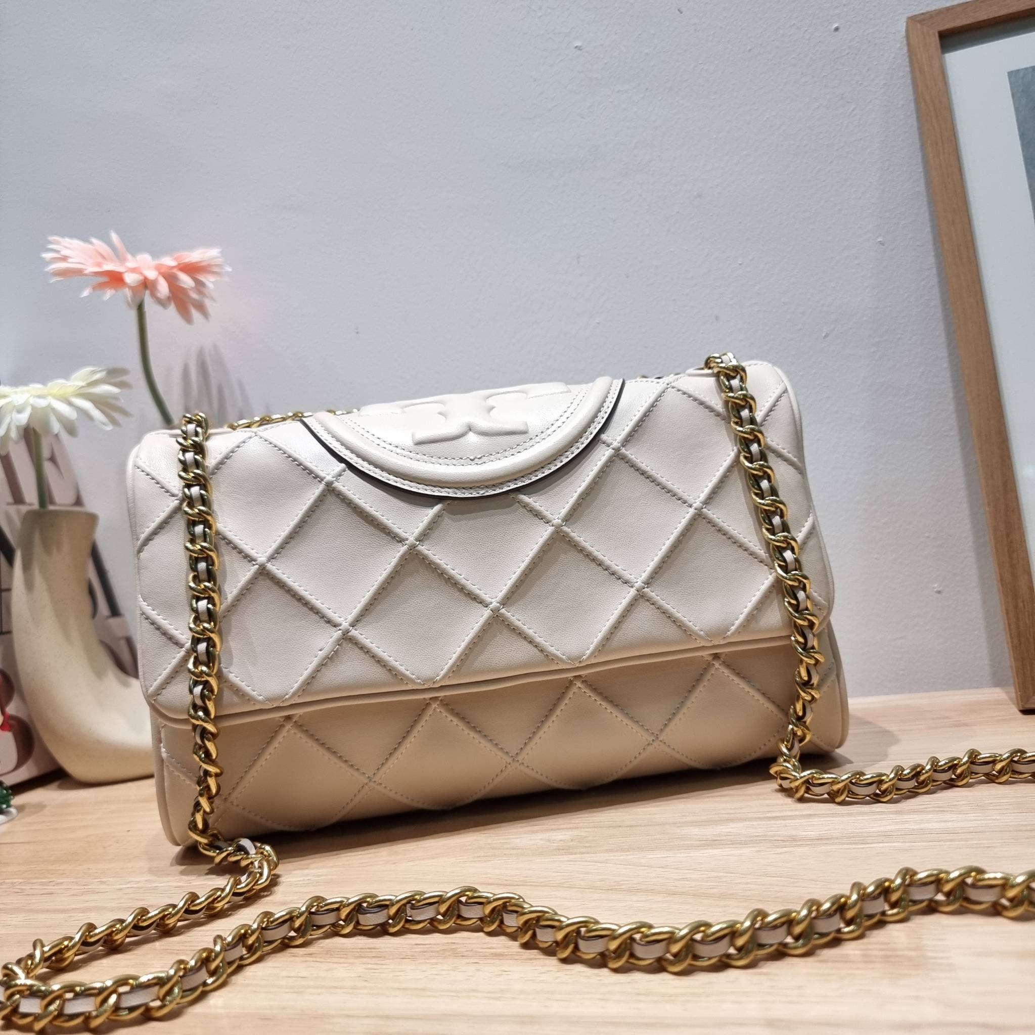 TORY BURCH FLEMING SOFT CONVERTIBLE SHOULDER BAG รุ่นหายาก กับดีไซน์ใหม่ล่าสุด มาพร้อมเสิร์ฟความสวยถึงบ้านไปเลย กับกระเป๋าสะพายไหล่ขนาดกำลังสวย หนังแท้นิ่มเต็มใบ สัมผัสสบายมือ