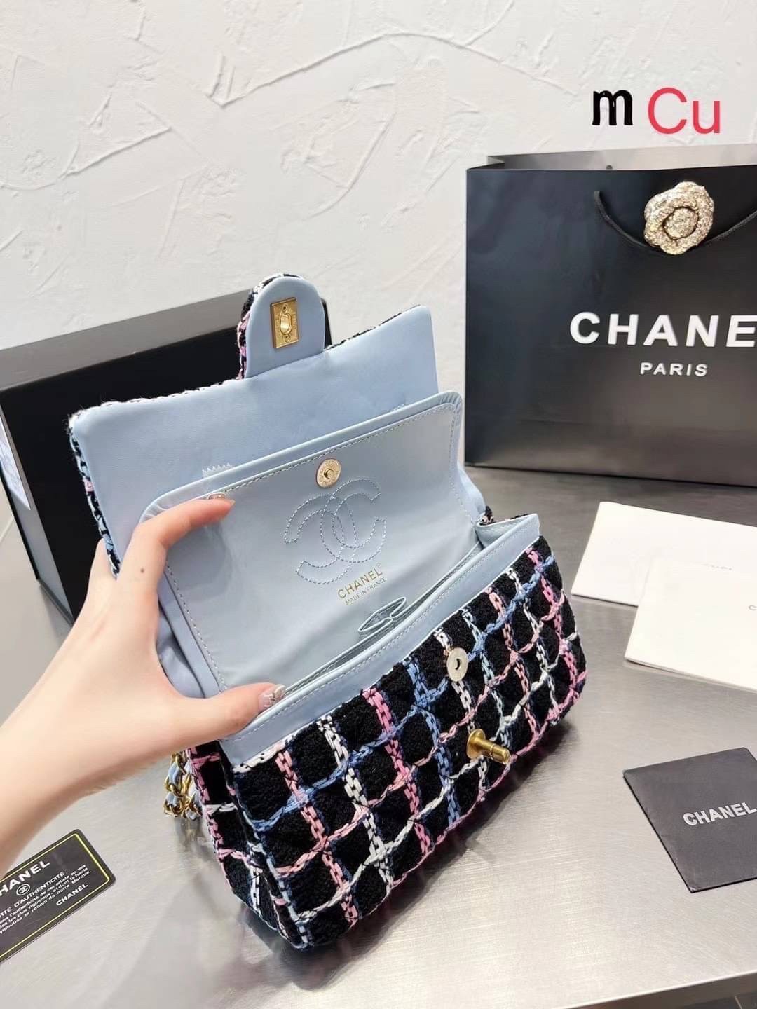 CHANEL Tweed Flap Bag 25cm ลุคคุณหนูไม่ควรพลาด Collection นี้เลย ลวดลายบนกระเป๋าแบบกราฟฟิคมีเท็กเจอร์ ทำให้กระเป๋าดูมีราคามากยิ่งขึ้น สะพายใช้งานได้หลายโอกาส ไม่ว่าจะไปเที่ยวหรือไปงานเลี้ยงสังสรรค์ก็เหมาะสมเป็นอย่างยิ่งเลยค่ะ