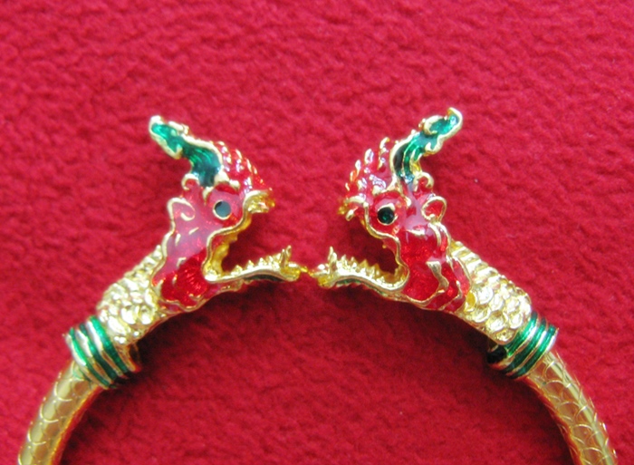 กำไลพญานาค2เศียรเนื้อทองเหลืองชุบทองไมครอนลงยาพร้อมใบคาถาค่ะ