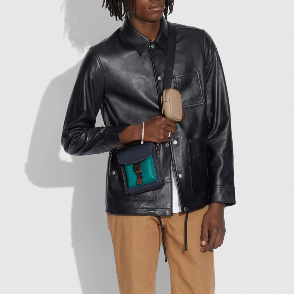 Coach C2600 Classic Logo Canvas Charter / COACH CHARTER NORTH/SOUTH CROSSBODY WITH HYBRID POUCH IN SIGNATURE CANVAS กลับมาเอาใจหนุ่มๆกันอีกครั้ง!! หล่อได้ไม่ซ้ำใคร กับไอเท็มสุดหรู กระเป๋าสะพายข้างรุ่นนี้ ดีไซน์ทรงกล่อง เรียบหรู วัสดุหนังแคนวาสสลับหนังแท้ 