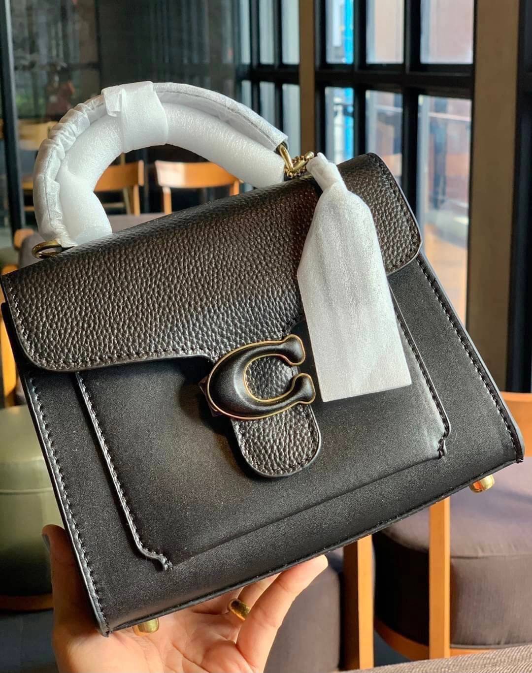 COACH TABBY TOP HANDLE 20 พร้อมส่งที่ไทยค่ะ! กระเป๋าหิ้ว//สะพายข้างได้ หนังแท้อย่างดี กหนึ่งใบทำหนังสองลายได้อย่างสวยงาม พร้อมโลโก้รุ่นใหม่ล่าสุดดูดีมากๆค่ะ เปิดปิดกระเป๋าแบบกดล็อค ภายในมีช่องหลักสองช่อง ใส่มือถือได้ทุกรุ่น;กระเป๋าเงินใบกลางได้;ของจำเป็นจ