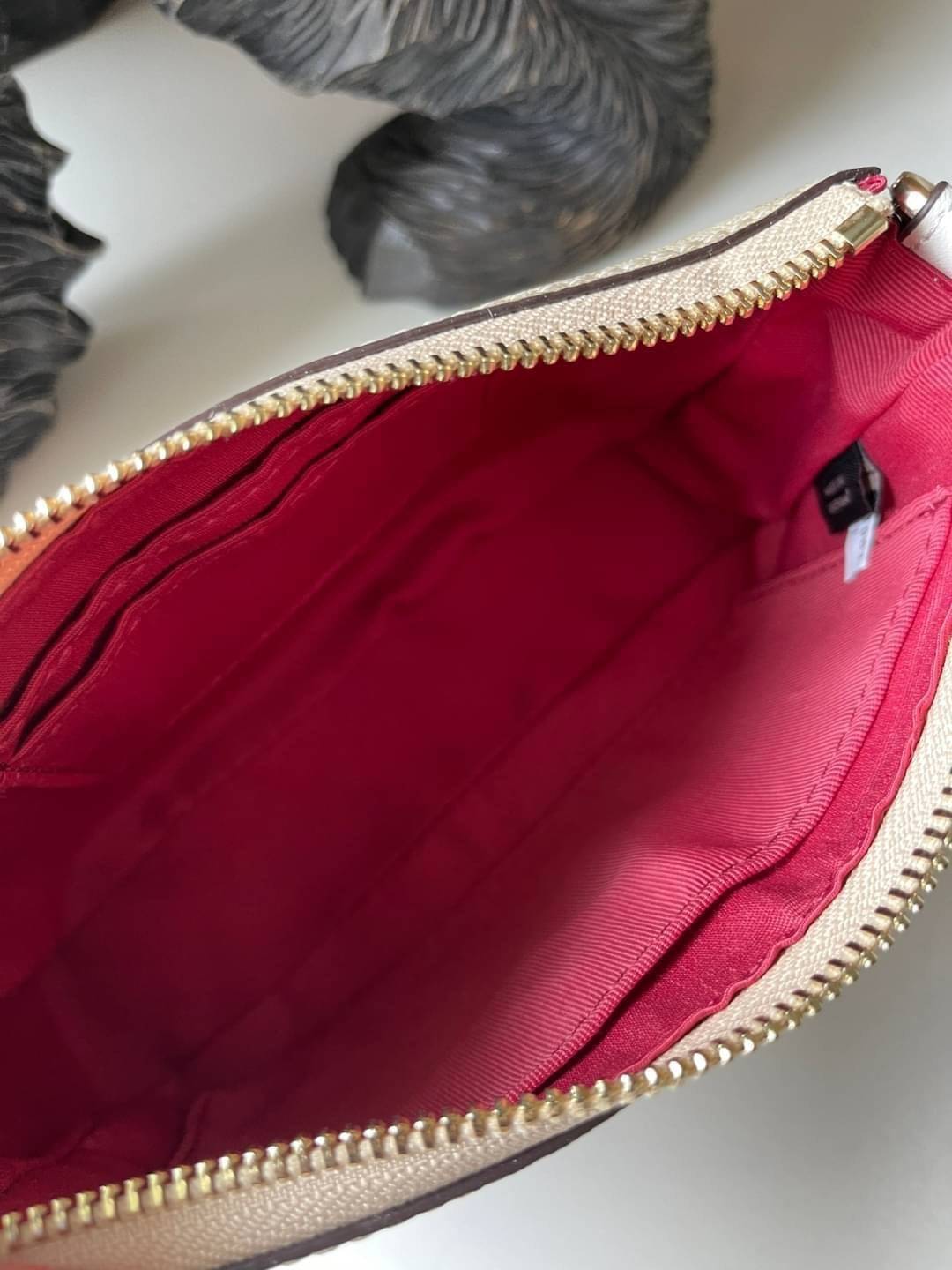 OUTLET 】Coach Signature Top Handle Coach Pouch with Strawberry, Watermelon, Ladybug พร้อมส่งที่ไทย เป็นอีกรุ่นหนึ่งที่ได้รับความนิยมในหมู่สาว ๆ ค่ะ นอกจากราคาจะไม่สูงแล้ว ยังมีรูปทรงที่น่าสนใจอีกด้วย กะทัดรัดแต่ใช้งานง่าย เหมาะกับทุกโอกาส สำหรับกระเป๋าคล้