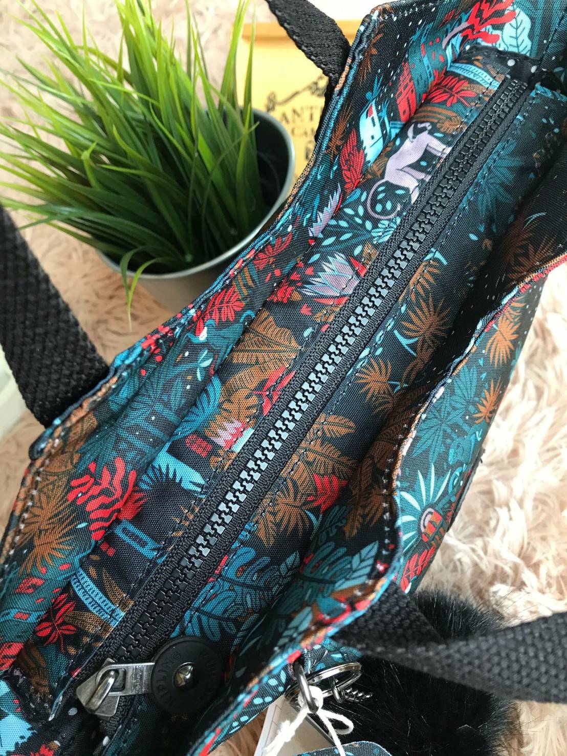 Kipling Small Cross-Body Bag รุ่นMayday อีกหนึ่งคอลเลคชั่นที่น่าสนใจ ขนาดกำลังพอดี น้ำหนักเบา เปิดปิดด้วยซิปเดียว ภายในใส่มินิไอแพค กระเป๋าสตางค์ หรือของใช้จุกจิกได้เยอะเพิ่มสายสะพายปรับสั้นยาวและถอดออกได้ ประดับด้วยลิงเป็นสัญลักษณ์ น่ารักใสๆอีกหนึ่งรุ่นท