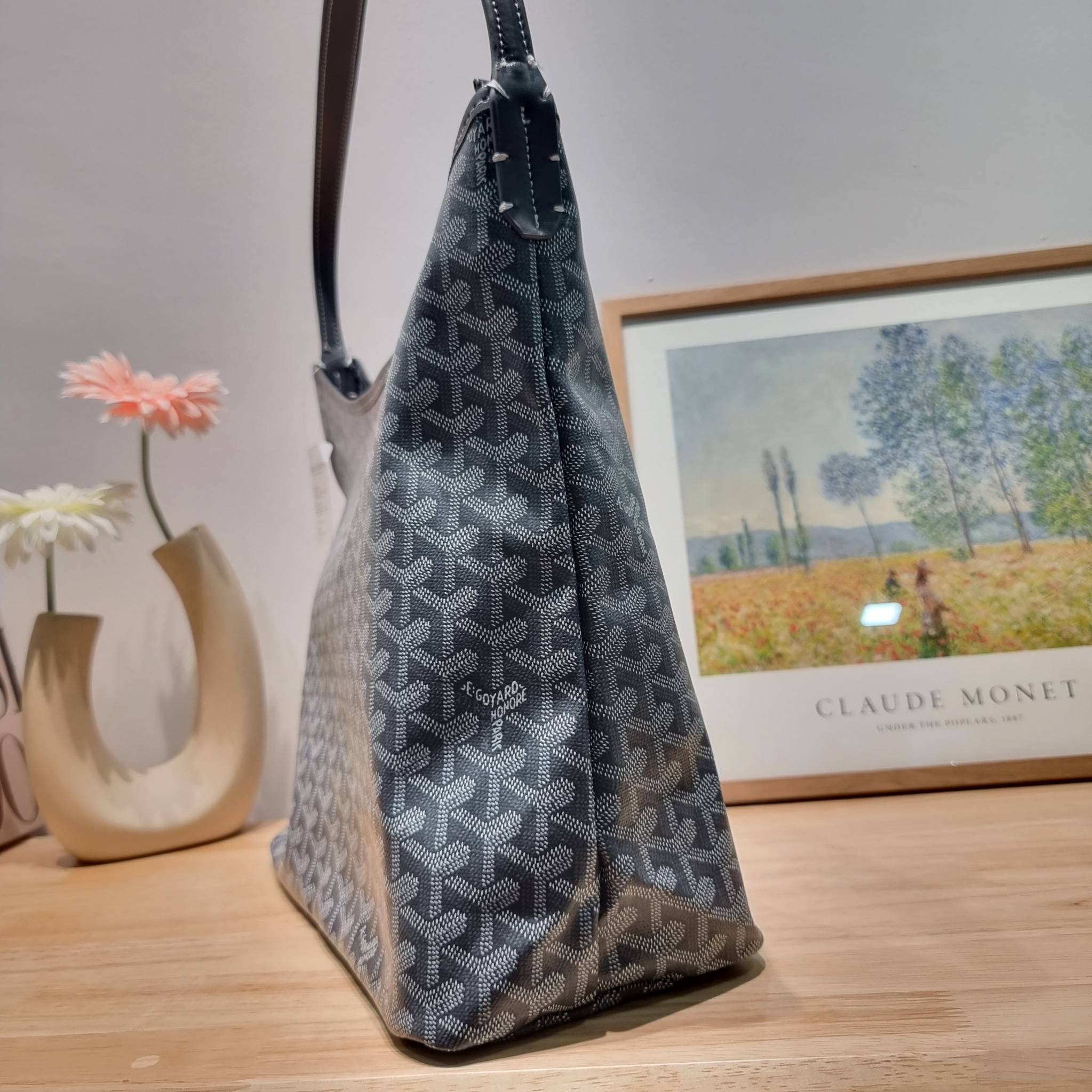 GOYARD BOHEME HOBO BAG / GOYARD HOBO กระเป๋าสะพายทรงโฮโบ ใบใหญ่จุใจ!! มาครบสีขายดี เลิศทุกสี รูปทรงคลาสสิค ดีไซน์เป็นเอกลักษณ์ วัสดุหนังแคนวาสพิมพ์ลายสวยคม ปากกระเป๋ามีซิปเปิด-ปิดกันของหล่นได้ ภายในโล่งกว้างมาก มาพร้อมสายคล้องในตัว ทนทาน สะพายสวยๆได้ทุกวั