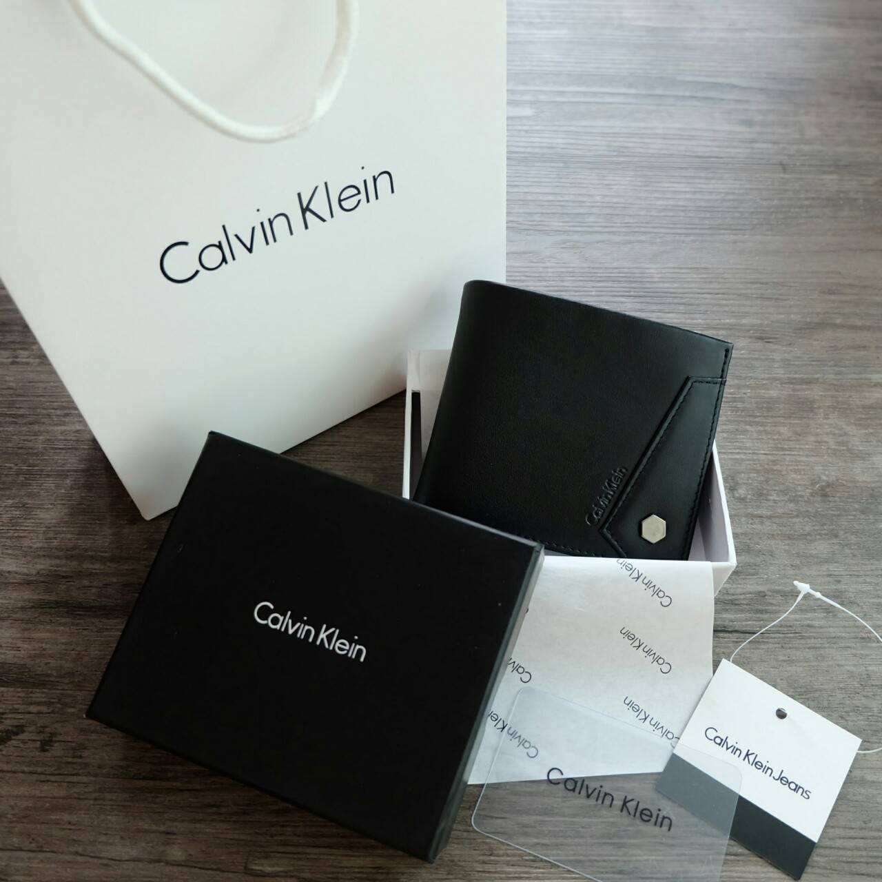 Calvin Klein Short Wallet กระเป๋าสตางค์ใบสั้น ด้านหน้ามีโลโก้แบรนด์ และตกแต่ง ด้วยหมุดโลหะเงิน ภายในมีช่องใส่ธนบัตร ช่องใส่บัตรหลาย ช่อง และช่องใส่รูป จะมอบเป็นของขวัญหรือใช้เองก็แนะนำค่ะ