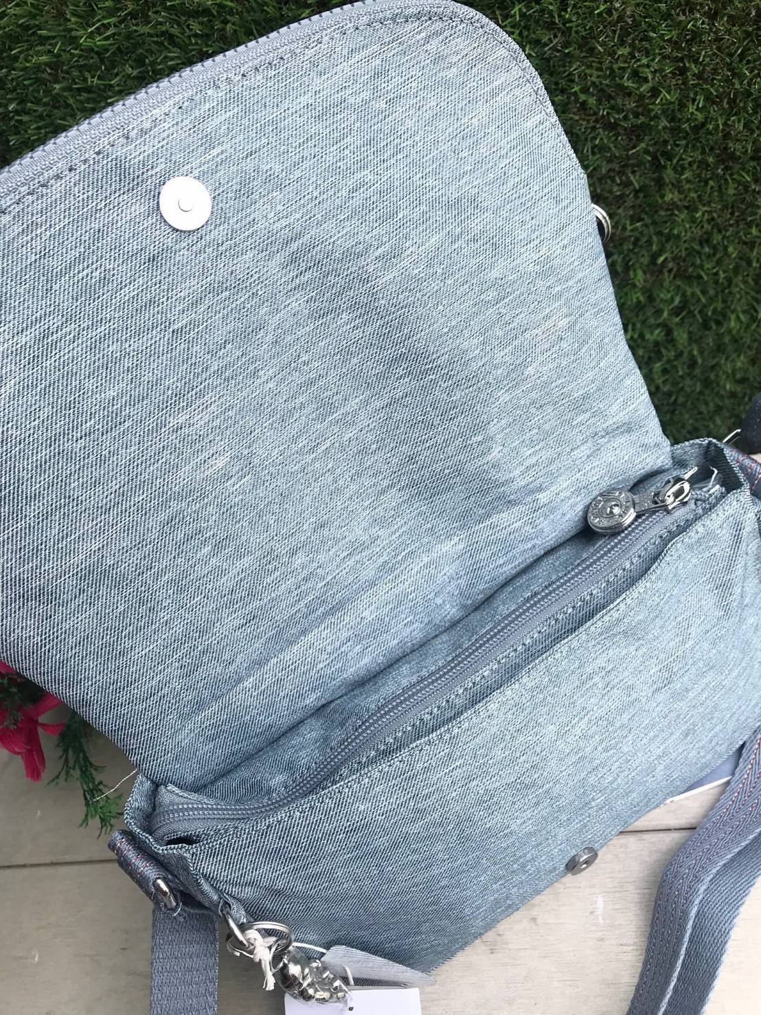 Kipling Basic Plus Earthbeat S Crossbody bag กระเป๋าสะพายทรงครอสบอดี้ สามารถสะพายได้ทั้งสายคู่และสายเดี่ยว มีดีเทลที่ฝาหน้ามีช่องซิปซ่อนทรงลึกและด้านหลังมีอีก1ช่อง ช่องหลักเปิดปิด2ชั้นด้วยกระดุมแม่เหล็กและซิปเดียวใช้งานง่าย ภายในใส่ได้ทั้งมินิไอแพด กระเป๋