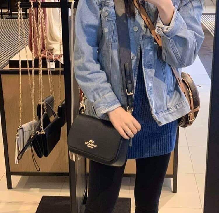 COACH SMALL JES MESSENGER WITH SIGNATURE CANVAS STRAP(COACH F77979)🌺 ทรงนี้ สวยมากจริงๆ ฮิตมากๆตลอดกาล //สะพายข้างฝาปิด ล็อคด้วยแม่เหล็กแน่นหนา รุ่นนี้สวยมาก >>วัสดุหนังแท้เต็มใบ หนังสวยคุณภาพดีมากๆ ยิ่งใช้ หนังยิ่งสวย>>สายสะพายถอดได้ 