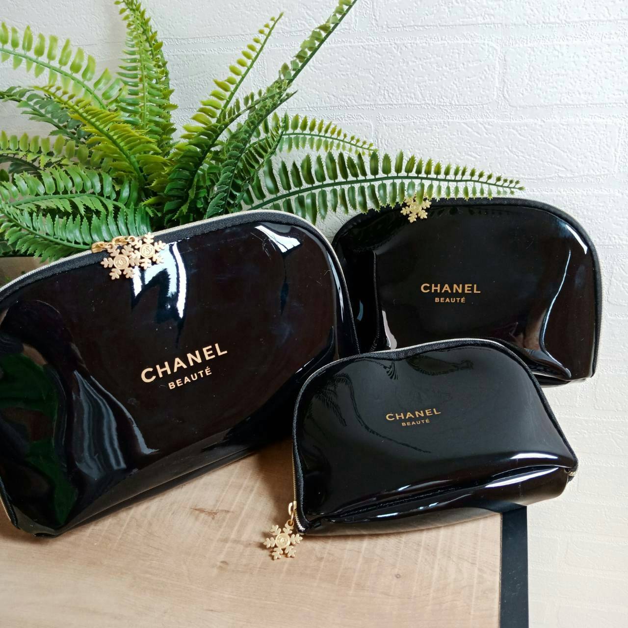 ☄☄ เเพ็คสุดคุ้ม ซื้อ 1 ได้ถึง 3 ใบ!! Chanel Snowflake Cosmetic Pouch Value Set กระเป๋าอเนกประสงค์พรีเมี่ยมของเเท้จาก Chanel Cosmetic Counter VIP Gift มาครบเซทวัสดุ PVC เนื้อหนากันน้ำซับในสีดำสกรีนโลโก้แบรนด์สวยหรู ด้านหน้าสกรีน Chanel โดเด่น