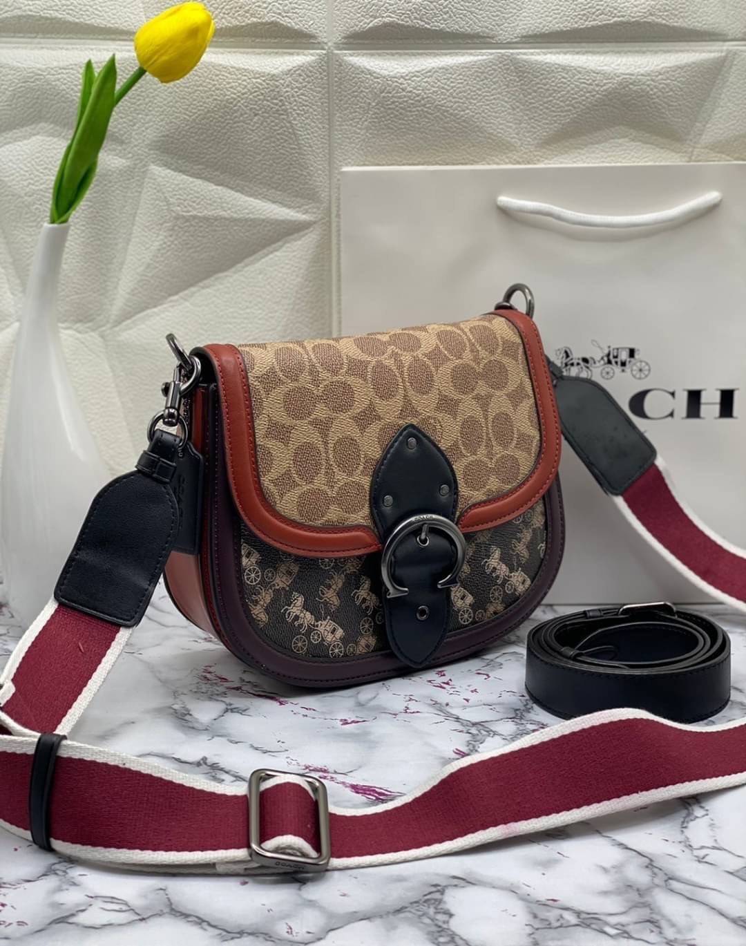 COACH BEAT SADDLE BAG WITH HORSE AND CARRIAGE C0745 ฮอตไฟลุก! สีหายาก ละมุนคุณหนู คอลเลคชั่นใหม่ ดีไซน์หรูหรา พิเศษมากๆมาพร้อมสายสะพาย 2 เส้น ใช้คู่กันหรือแยกสะพายก็สวยครบสูตร กระเป๋าสะพายทรง saddle คลาสสิค เปิด-ปิดด้วยกระดุมแน่นหนา ภายในเป็นช่องโล่ง ใส่ข