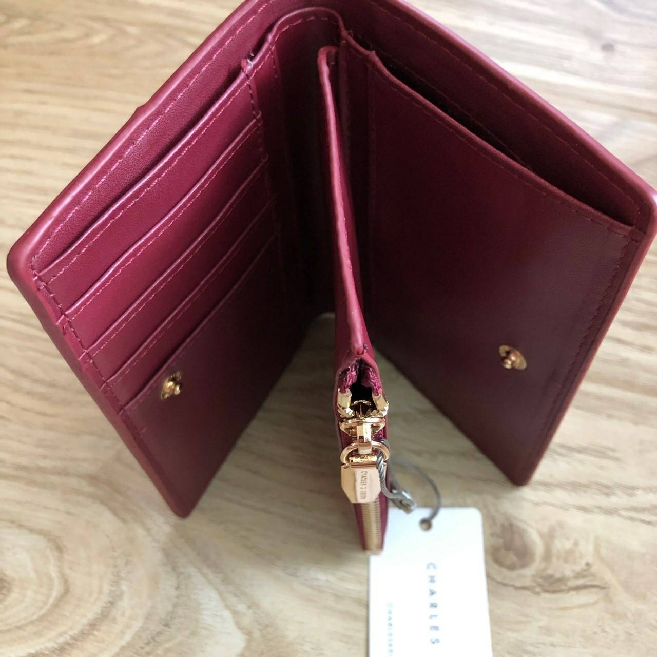 Charles & Keith Classic Snap-Button Wallet กระเป๋าสตางค์ใบสั้นพับ 2 ตอน ด้านหน้ามีโลโก้แบรนด์ เปิด - ปิดด้วยกระดุม ภายในมีช่องใส่ธนบัตร ช่องใส่บัตร และช่องซิปใส่เหรียญ