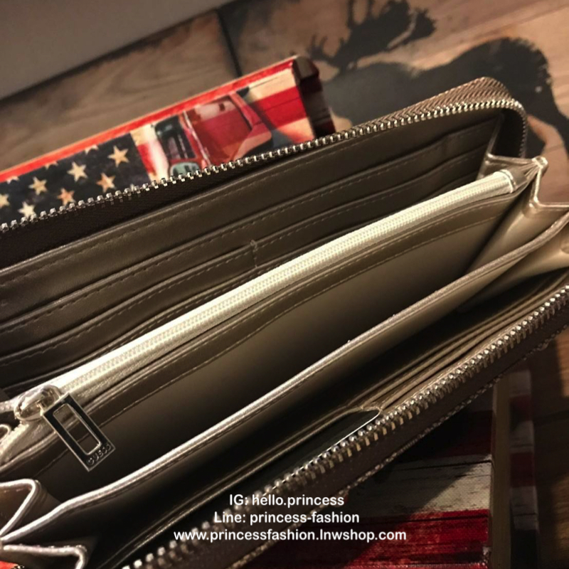 Guess’woman Flower Long Wallet กระเป๋าสตางค์แบบซิปรอบ ลายsignatureรอบใบ แต่งหมุดและลายปักดอกไม้ลงบนตัวกระเป๋าดูมีดีเทล เปิดปิดด้วยซิปเดียว ภายในมีช่องเสียบการ์ด ใส่ธนบัตรและช่องซิปใส่เหรียญ สามารถใส่ไอโฟนพลัสได้ ถือเป็นคลัชท์ก็เก๋เลยคร้า!!