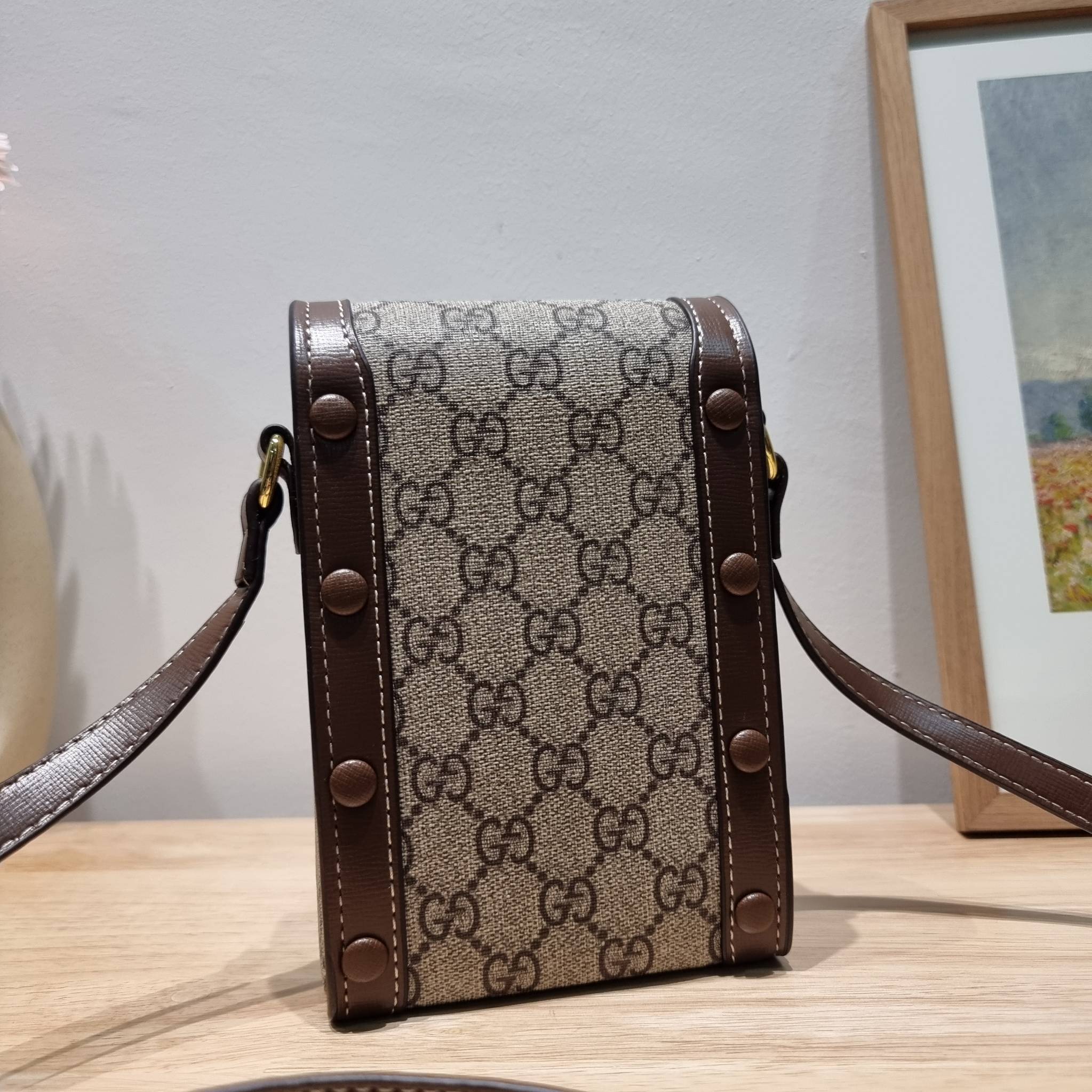 Set 3 ชิ้น Gucci Horsebit 1955 mini bag / Gucci Phone Bag box set ชวนสะสม ใครมองหาของขวัญอยู่ เซ็ทนี้จัดว่าเลิศมาก! กับการจับเอารุ่นยอดฮิต มามิกซ์รวมกับไอเท็มสุดคุ้มของมันต้องมี!! จัดเรียงให้อยู่ในกล่อง box set ลิมิเต็ด ที่มีทั้งแว่นตา gentle monster แบรน