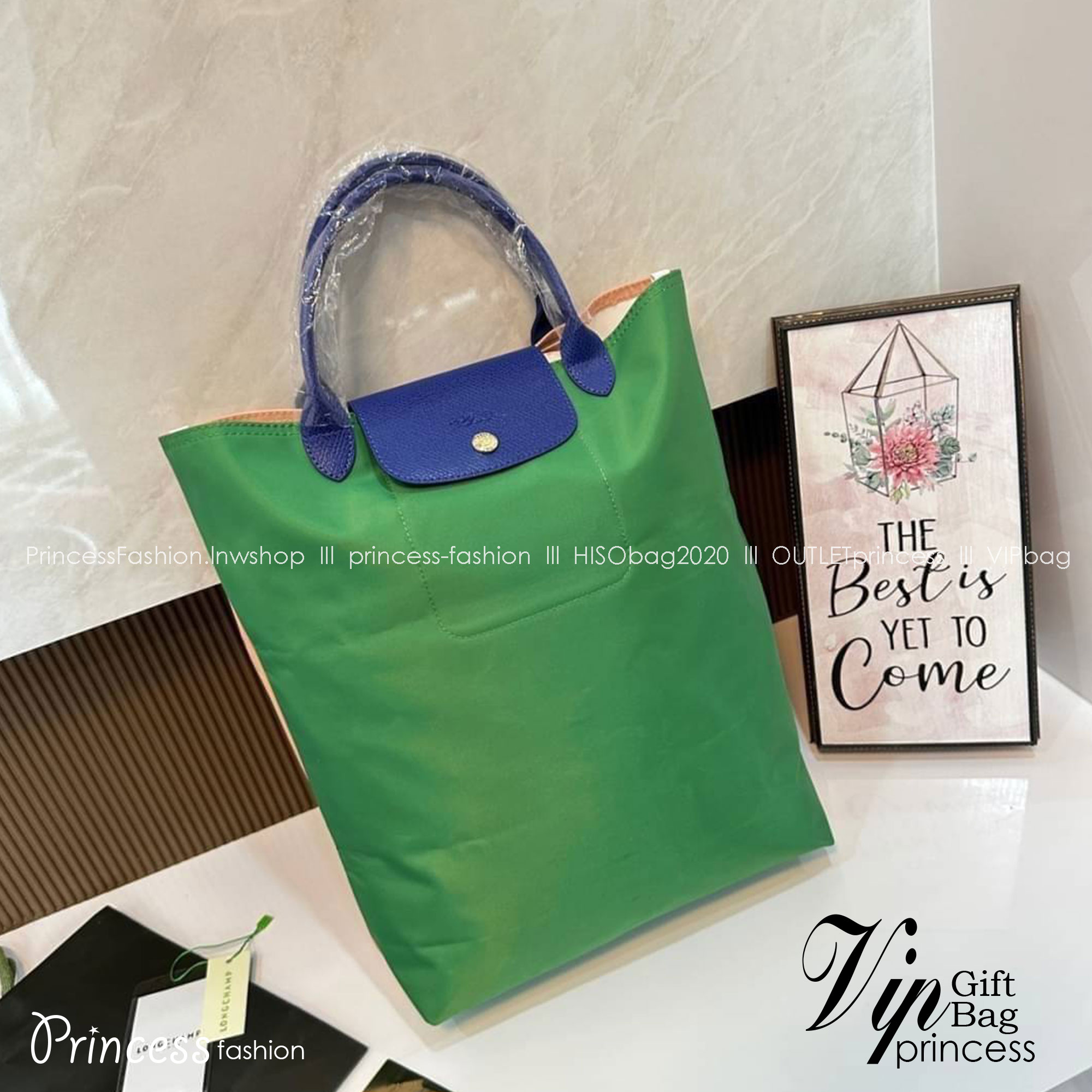 LONGCHAMP LE PLIAGE RE-PLAY TOP HANDLE BAG สินค้ารุ่นลิมิเต็ด collection สุดปัง ซื้อใบเดียวเหมือนได้2 ใบ กระเป๋าสะพายแนวตั้งที่กว้างขวาง มีเอกลักษณ์เฉพาะตัวแต่มีดีไซน์ที่น่าดึงดูด