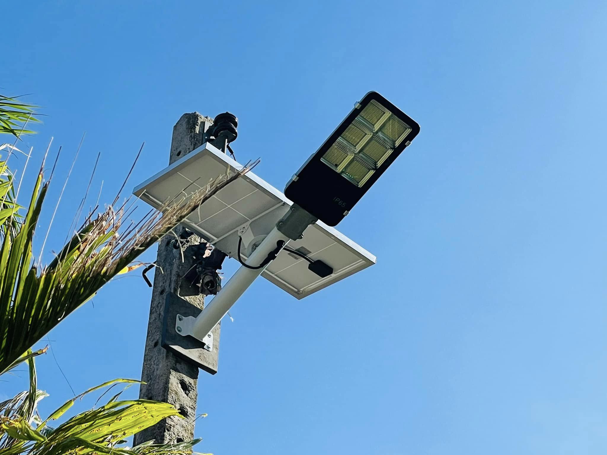 ชุดโคมไฟถนนโซล่าเซลล์ (Solar Street Light) สว่าง ประหยัด