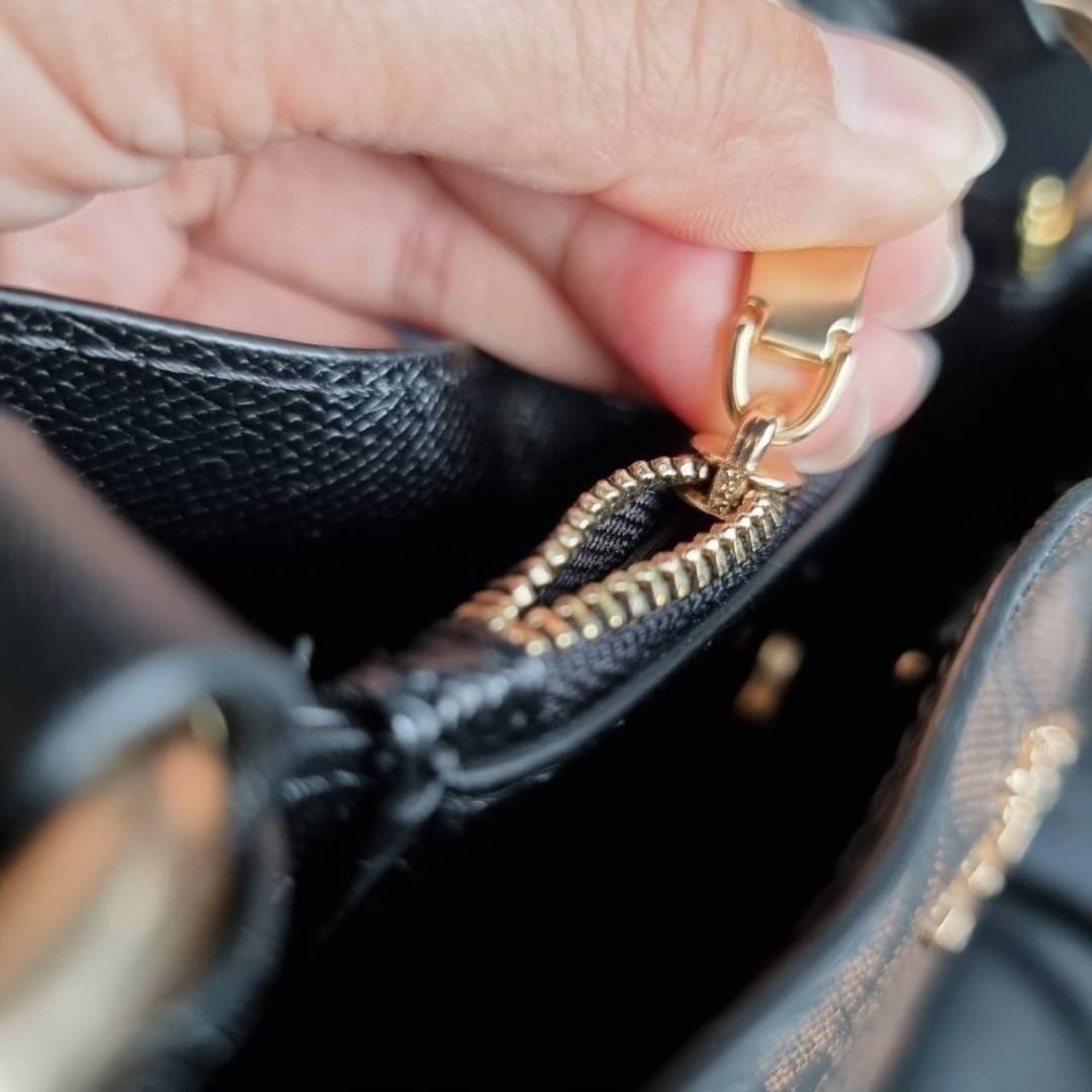 COACH 2312 SMALL TOWN BUCKET BAG IN SIGNATURE CANVAS รุ่นยอดนิยมใบเล็กมาครบสีแล้วจ้า กระเป๋าทรงบัคเก็ต สีผู้ดี๊ผู้ดี ตัวกระเป๋าดีไซน์คลาสสิคลายซี ดูโดดเด่น วัสดุหนังแคนวาสเคลือบลาย สวยคมทุกมุมจริงๆ!! เปิด-ปิดด้วยกระดุมแม่เหล็กทั้ง 2 ฝั่ง ภายในเป็นช่องโล่ง