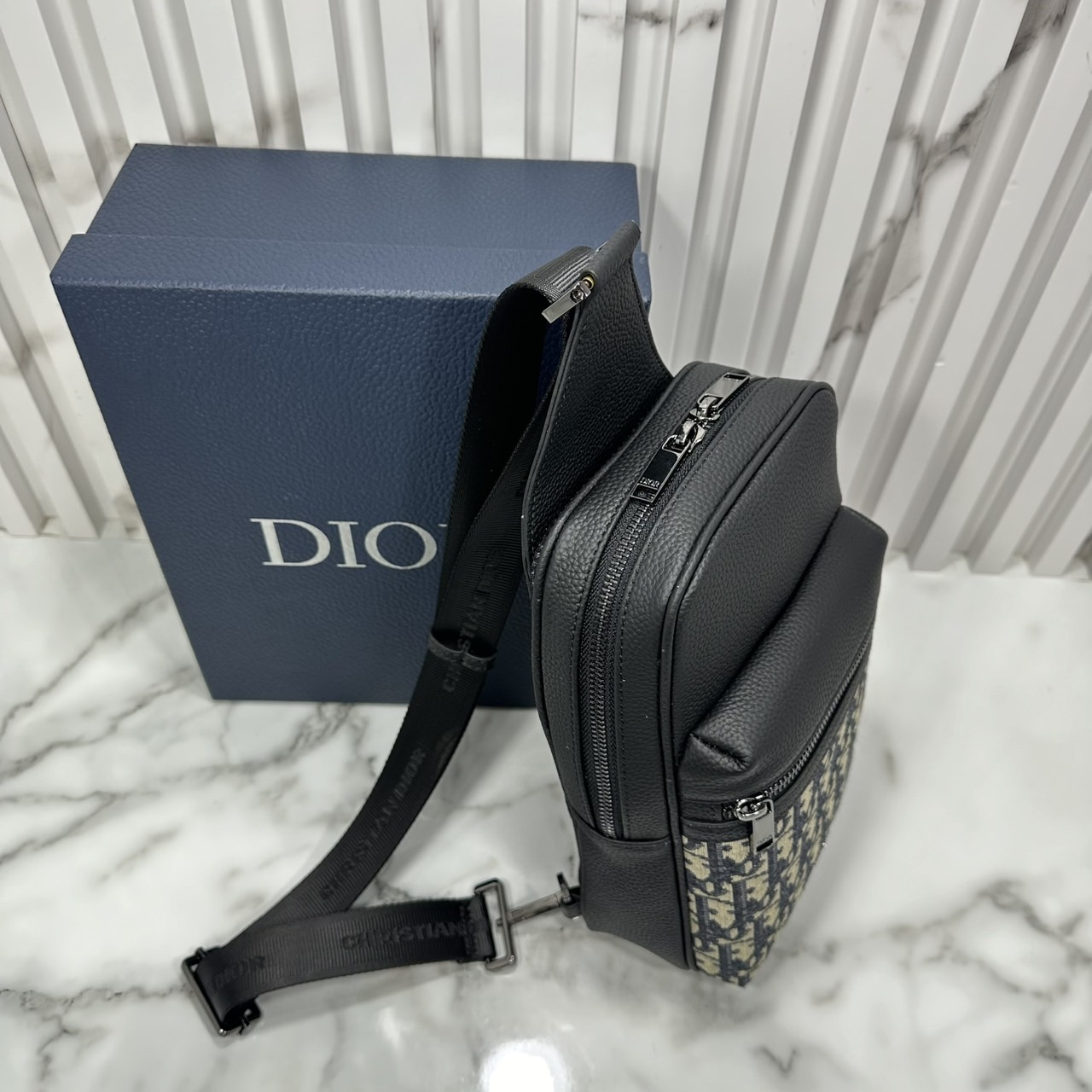 DIOR Sling Bag Rider 2.0 Oblique jacquard fabric กระเป๋าสะพายคาดอก หนังแท้ แคนวาสแท้ สง่างามเหนือกาลเวลา มีไว้ไม่มีเอาท์ ท่านชายควรมีมากค่ะ