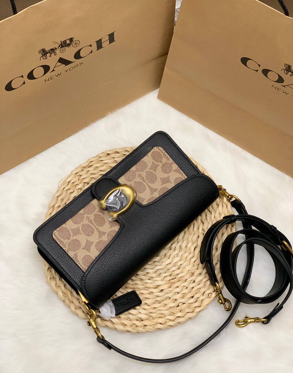 COACH TABBY SHOULDER BAG 26 พร้อมส่งที่ไทยอีกครั้งค่ะ!! กระเป๋าหิ้ว//คล้องไหล่//สะพายข้างได้ สุดคุ้ม! หนังแท้เรียบคลาสสิคเพิ่มความหรูเข้ามาค่ะ ด้านหน้ามีอะไหล่แบรนด์ตัวใหญ่โดดเด่น เปิดปิดกระเป๋าแบบกระดุมแม่เหล็ก ภายในมีช่องหลักใส่ของ2ช่อง;สามารถใส่กระเป๋า