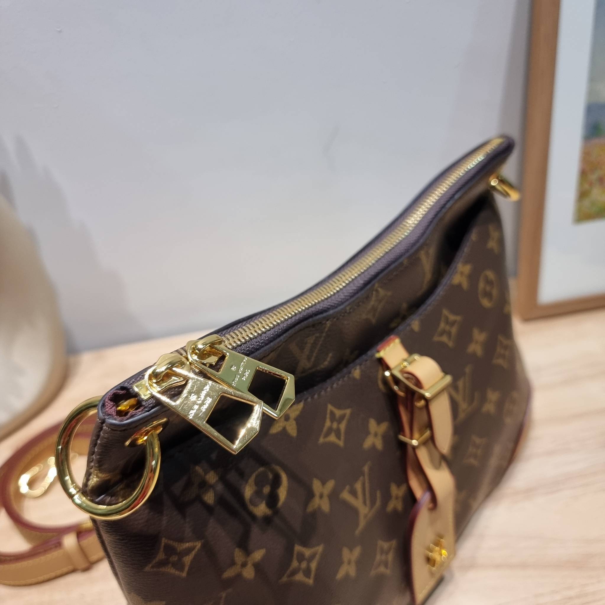 LV Odeon PM 2020 กระเป๋าสะพาย ดีไซน์คลาสสิค ใบใหญ่กำลังดี ทำให้ใช้งานได้สะดวก วัสดุหนังแคนวาสทนทาน