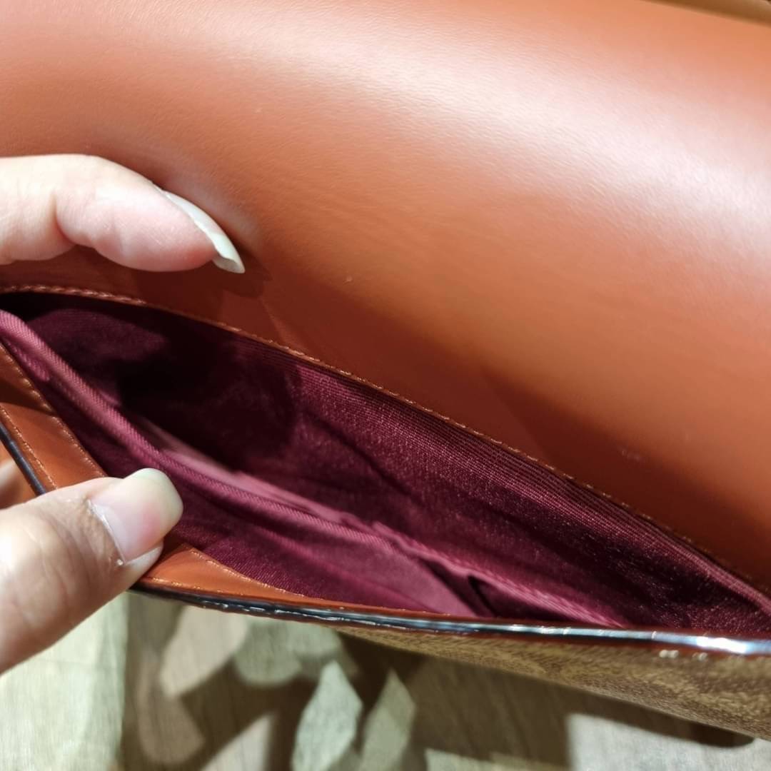 COACH 89089 CASSIE CROSSBODY 19 IN SIGNATURE CANVAS คัมแบ็คแล้วจ้า!! เรียบหรู ดูดี ต้องไอเท็มนี้เลย!! กระเป๋าสะพายข้าง สุดพิเศษ!! มีสายมาให้ถึง 3 แบบ!! สลับใช้แมทช์ตามสไตล์ได้เลย วัสดุหนังแคนวาสสลับหนังแท้ บอกเลยว่าสวยทุกสีนะคอลนี้ เปิด-ปิดด้วยตัวบิดล็อค 